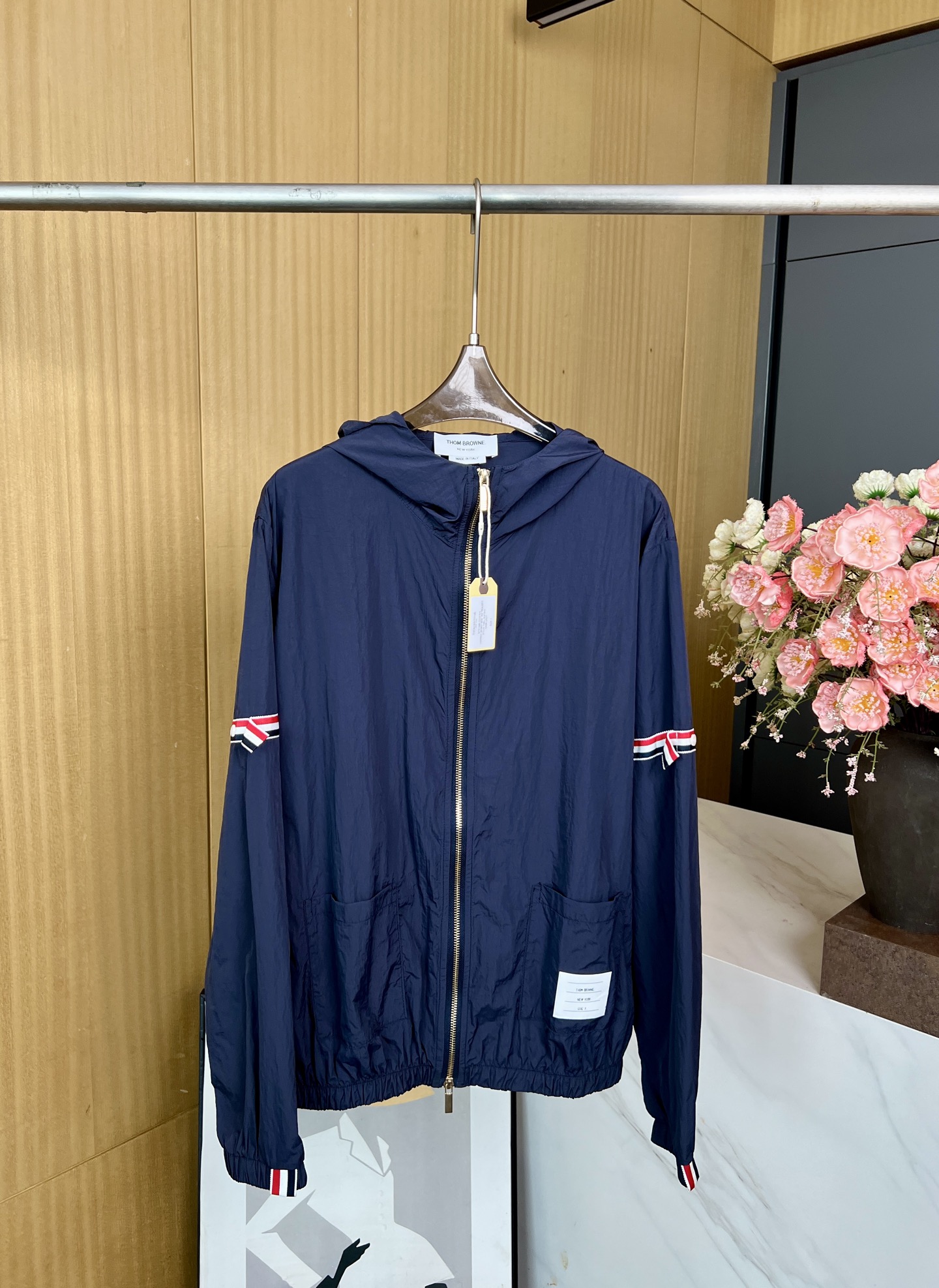 NO:436756,Thom Browne TB early autumn new style, double-sleeved webbing hooded sun protection clothes, custom-made sun protection fabric has good elasticity and breathability, soft and comfortable feel, simple and fashionable, casual style, same style for men and women. Number of sizes 1234,,hats,alexander wang19860909Thom Browne TB 早秋新款 双袖织带连帽防晒衣、定制定坊的防晒面料具有良好的弹性和透气性、手感软糯舒适款式简约而时尚、休闲版型、男女同款 码数1234,,hats,alexander wang,Women's clothing