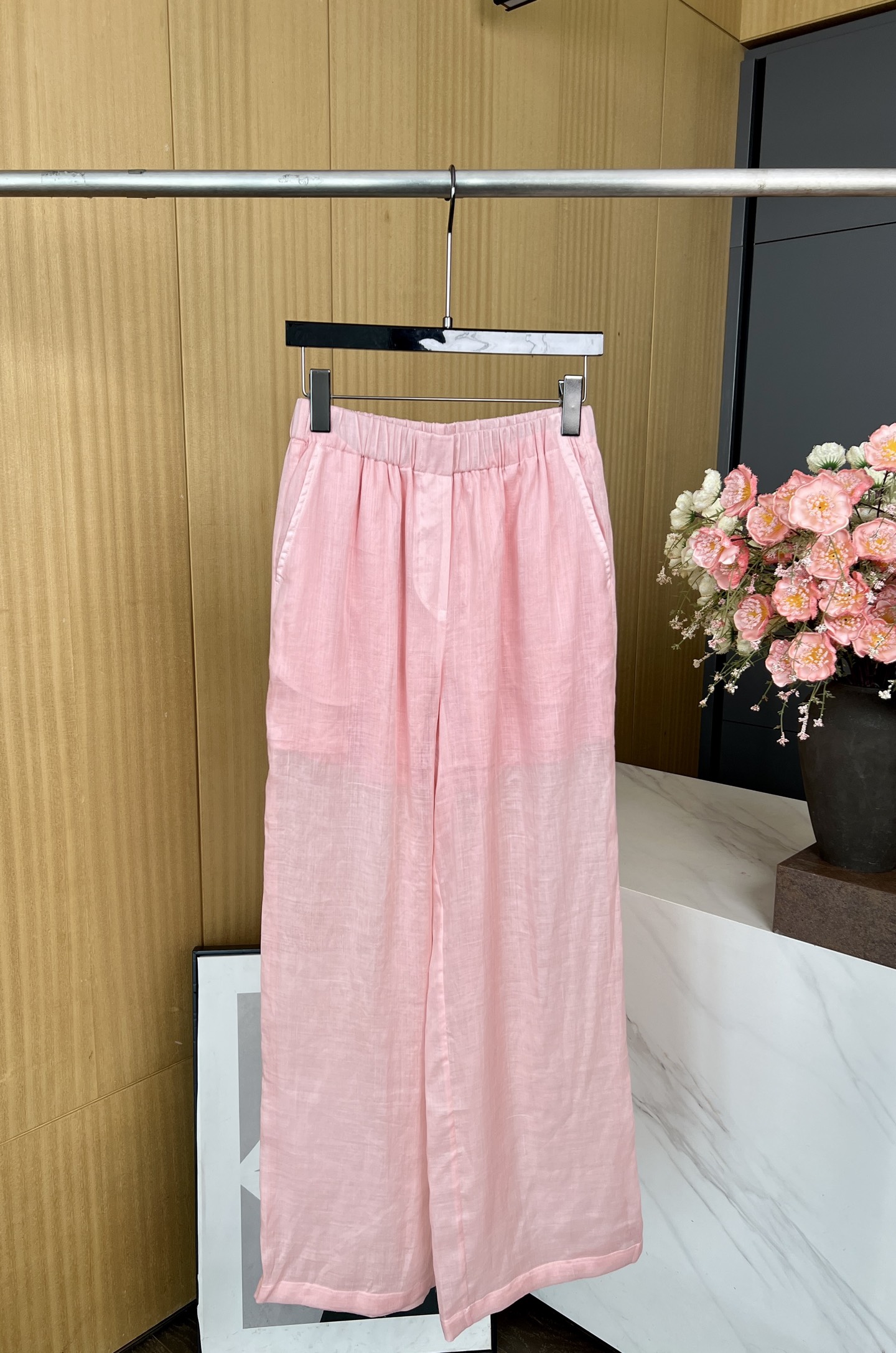 NO:436760,Loro Piana LP spring and summer new style straight linen wide-leg pants, processed with special craftsmanship, soft texture and cool touch, exquisite tones cleverly capture warm summer, elastic waist, casual style. S M L,,loro pigaana,loro pigaana,alexander wang19860909Loro Piana LP 春夏新款 直筒亚麻阔腿裤、经过特殊工艺处理、质感柔软触感清凉、精美色调巧妙捕捉煦暖夏日、松紧腰、休闲版型 码数S M L,,loro piana,loro piana,alexander wang,Women's clothing