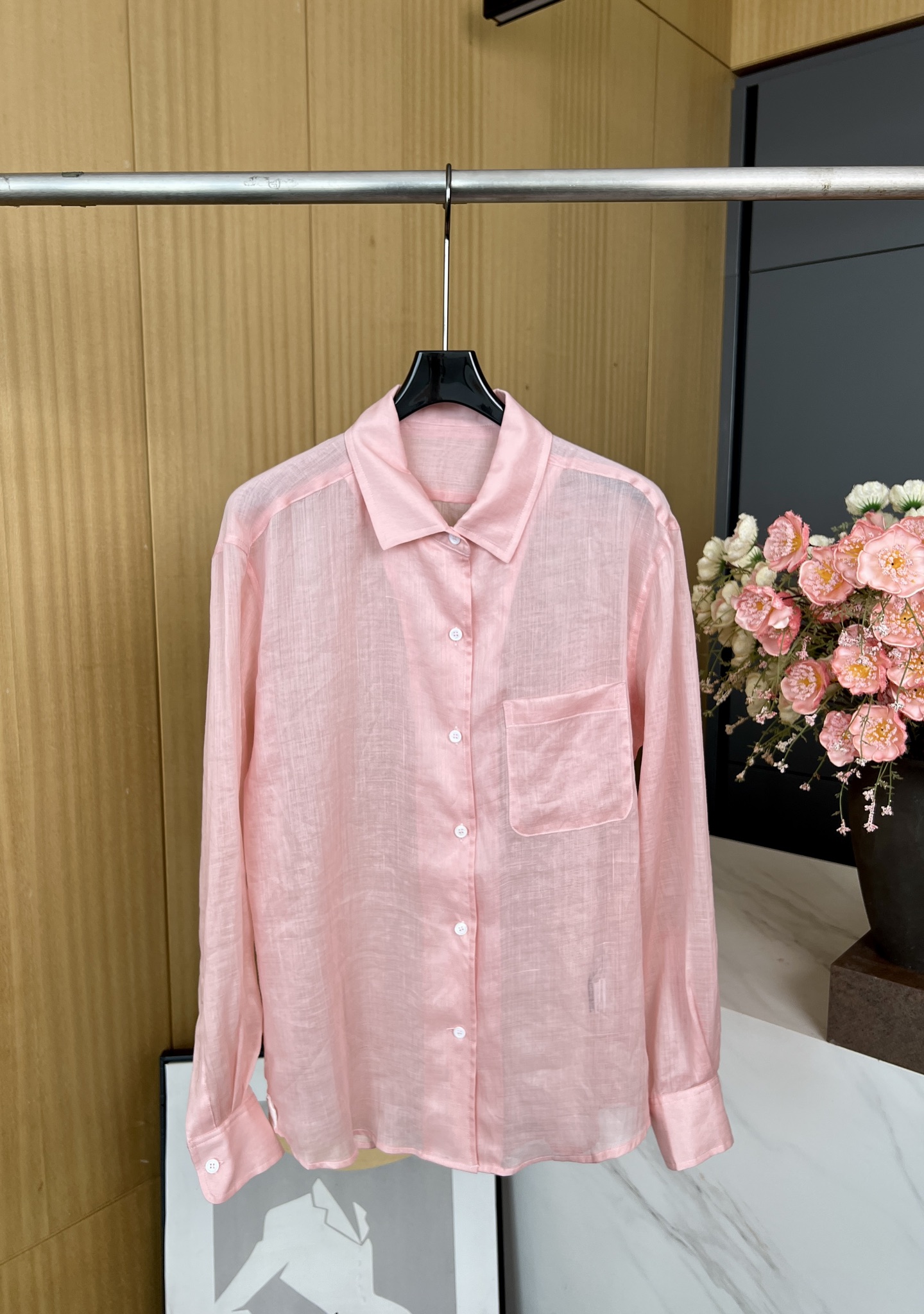 NO:436762,Loro Piana spring and summer new style classic women's linen shirt, small chest pocket, four-hole mother-of-pearl buttons, casual style S M L, loro pigana,shirts,alexander wang19860909Loro Piana春夏新款 经典女士亚麻衬衫、胸前小口袋、四孔珍珠母贝纽扣、休闲版型 码数S M L,,loro piana,shirts,alexander wang,Women's clothing