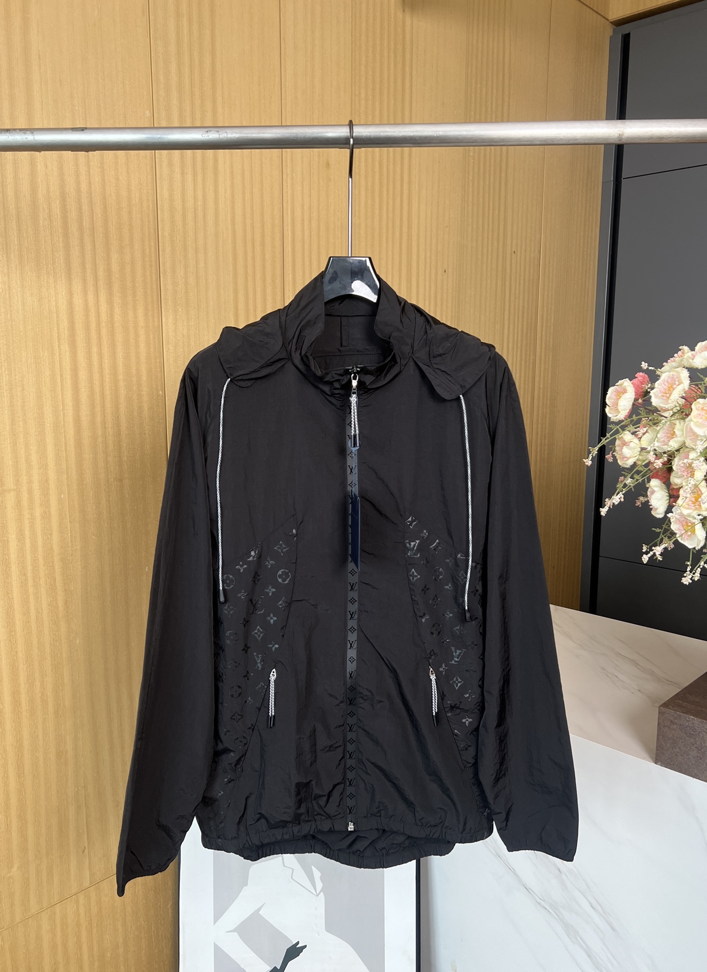 NO:434448,Louis Vuitton Louis early autumn new MONOGRAM elemental zipper sunscreen jacket, removable hood and front and rear pockets reflect functional considerations, casual style, same style for men and women SMLXL,,louis vuitton,louis vuitton,jackets & coats,hats,alexander wang19860909Louis Vuitton 路易 早秋新款 MONOGRAM 元素拉链防晒外套、可拆卸带檐风帽和前后口袋体现功能考量、休闲版型、男女同款 码数SMLXL,,louis vuitton,louis vuitton,jackets & coats,hats,alexander wang,Women's clothing