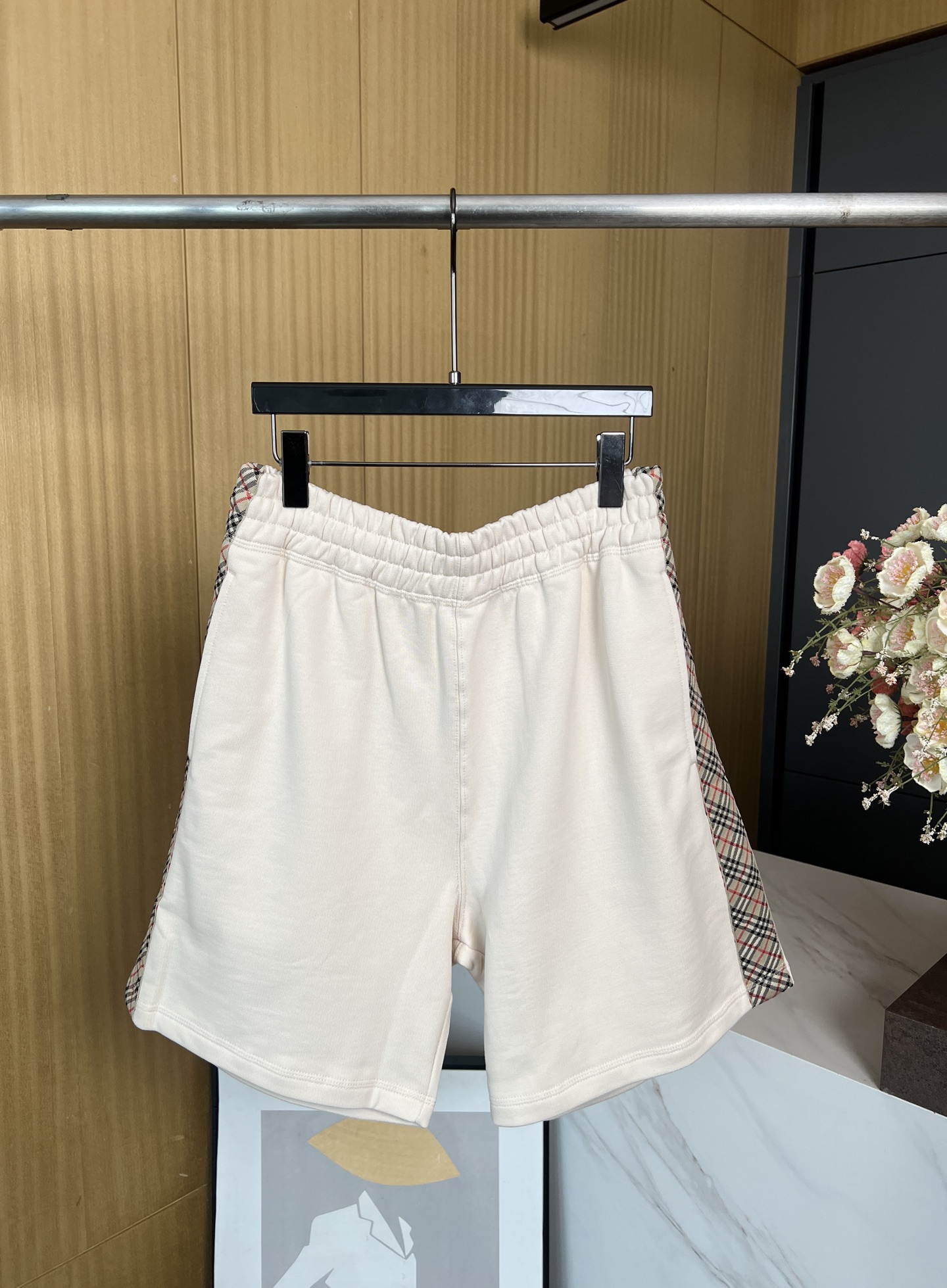 NO:434416,Men's Burberry, early autumn new style, knitted terry shorts, casual and simple design style, elastic elastic waist, classic brand plaid embellishment on the side, drawstring back patch pocket in the same color, classic war horse label embellishment on the back pocket, casual version S M L XL,,burberry, shorts,alexander wang19860909男款 Burberry 早秋新款 针织毛圈短裤 休闲简单设计款式 弹力松紧带腰围、侧边经典品牌格纹点缀、内里同色系抽绳后贴布口袋、经典战马标签点缀后袋、 休闲版 码数S M L XL,,burberry,shorts,alexander wang,Women's clothing