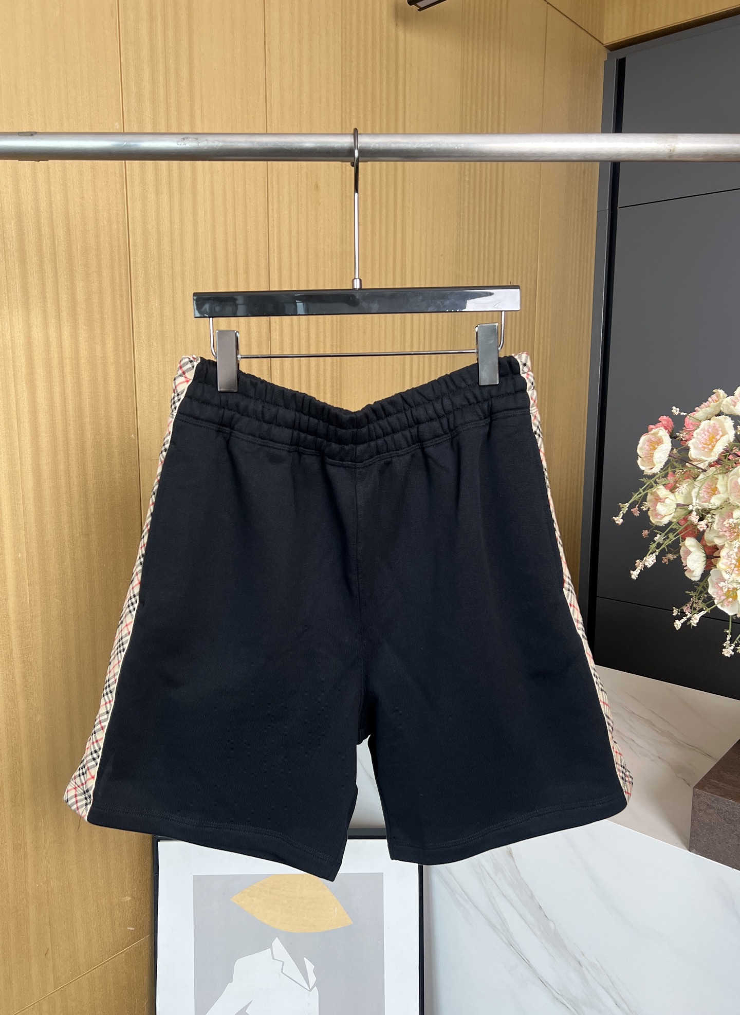 NO:434418,Men's Burberry, new early autumn style, knitted terry shorts, casual and simple design style, elastic elastic waist, classic brand plaid embellishment on the side, drawstring back pockets in the same color, classic war horse label embellishment on the back pocket, casual version S M L XL,,burberry, shorts,alexander wang19860909男款Burberry 早秋新款 针织毛圈短裤 休闲简单设计款式 弹力松紧带腰围、侧边经典品牌格纹点缀、内里同色系抽绳后贴布口袋、经典战马标签点缀后袋、 休闲版 码数S M L XL,,burberry,shorts,alexander wang,Women's clothing