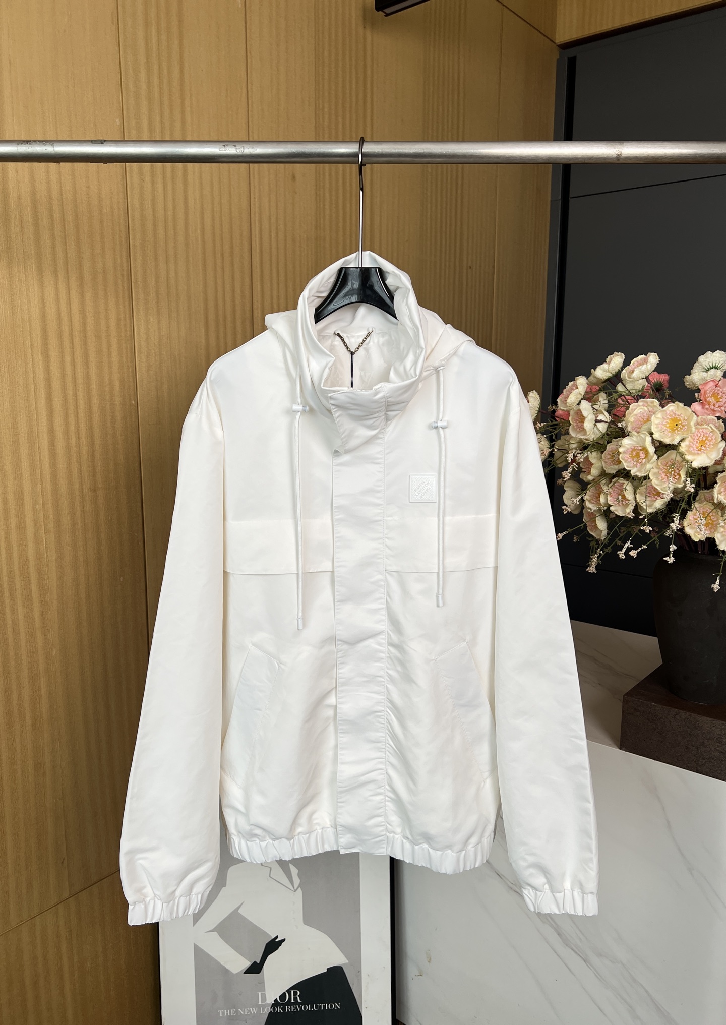 NO:434427,Louis Vuitton Autumn and Winter New Hooded Windproof Long Sleeve Jacket Front Rubber Marque L.Vuitton Déposée Patch, Storage and Adjustable Monogram Pattern Hood, Flexible Cuffs and Breathable Armpit Eyes at the Waist, Tonal Lining Lining, Hidden Zipper Front, Casual Style, Men and Women Size S M L XL,,louis vuitton,louis vuitton,jackets & coats,hats,alexander wang19860909LouisVuitton 路易 秋冬新款 连帽防风长袖外套 正面橡胶 Marque L.Vuitton Déposée 贴饰、可收纳可调节 Monogram 图案兜帽、弹力袖口和腰部透气腋下孔眼、同色系里布内衬、隐藏式拉链前襟、休闲款式、男女同款 码数S M L XL,,louis vuitton,louis vuitton,jackets & coats,hats,alexander wang,Women's clothing