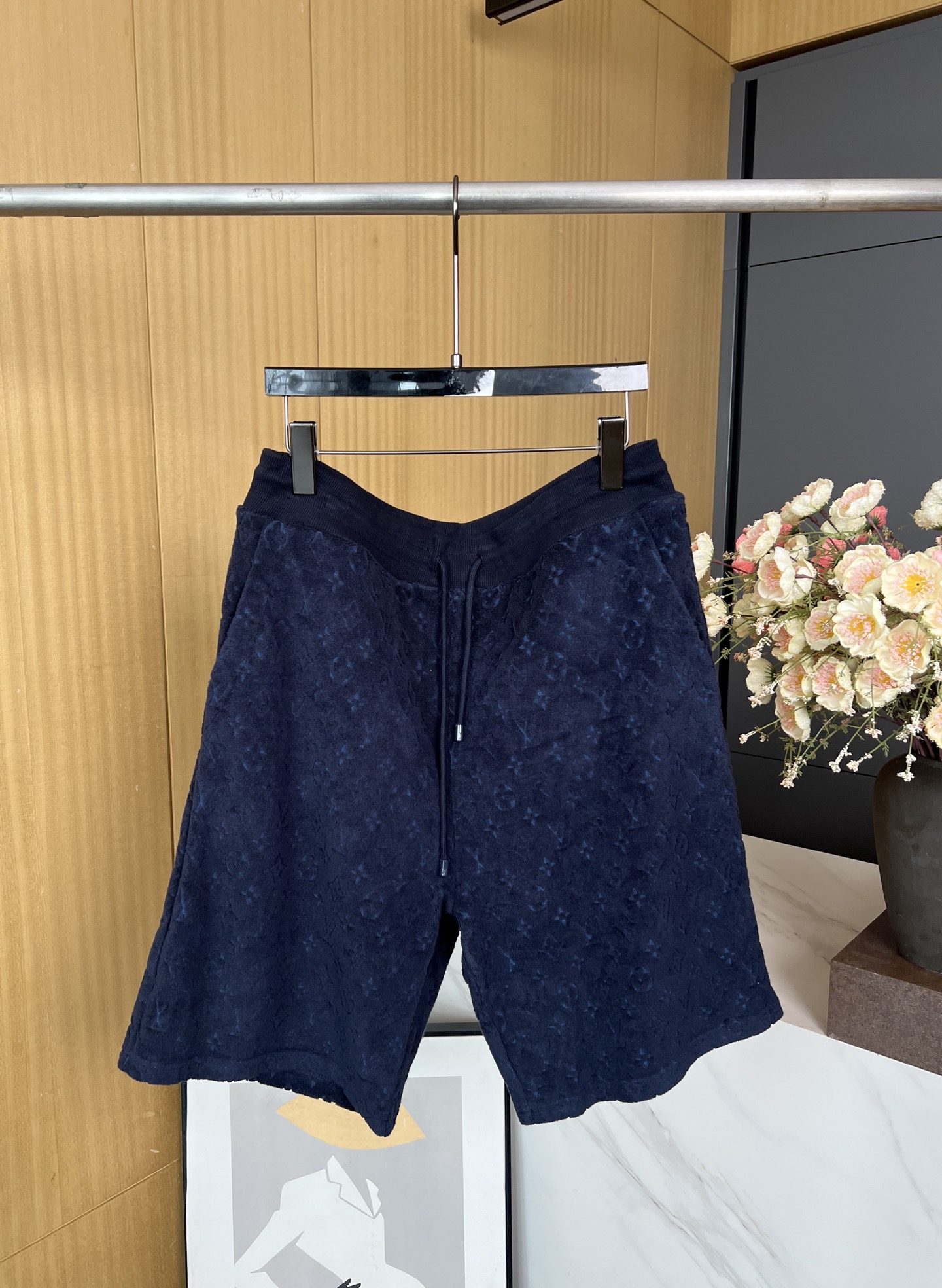 NO:434420,Men's Louis Vuitton Louis early autumn new style terry straight-leg casual shorts Paved full-frame Monogram embossed chic texture drawstring adjustable knitted waist, side oblique pockets, straight-line classic version S M L XL,,louis vuitton,louis vuitton,shorts,alexander wang19860909男款LouisVuitton 路易 早秋新款 毛圈直筒休闲短裤 铺陈全幅 Monogram 压纹别致肌理抽绳调节针织腰部、侧边斜插口袋、直筒经典版型 码数S M L XL,,louis vuitton,louis vuitton,shorts,alexander wang,Women's clothing