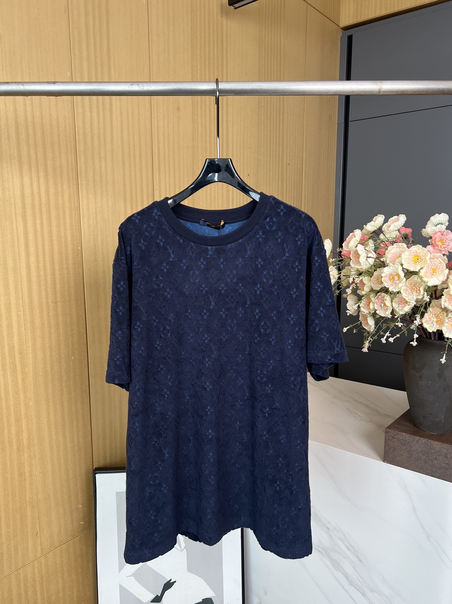 NO:434421,Louis Vuitton, new style of early autumn, terry round neck short sleeves, full-frame Monogram embossed, chic texture dark blue tones, knitted ribbed collar, casual style, same style for men and women S M L XL,,louis vuitton,louis vuitton,T-shirt,alexander wang19860909LouisVuitton 路易 早秋新款 毛圈圆领短袖、铺陈全幅 Monogram 压纹、别致肌理深蓝色色调、针织罗纹衣领、休闲版型、男女同款 码数S M L XL,,louis vuitton,louis vuitton,T-shirt,alexander wang,Women's clothing