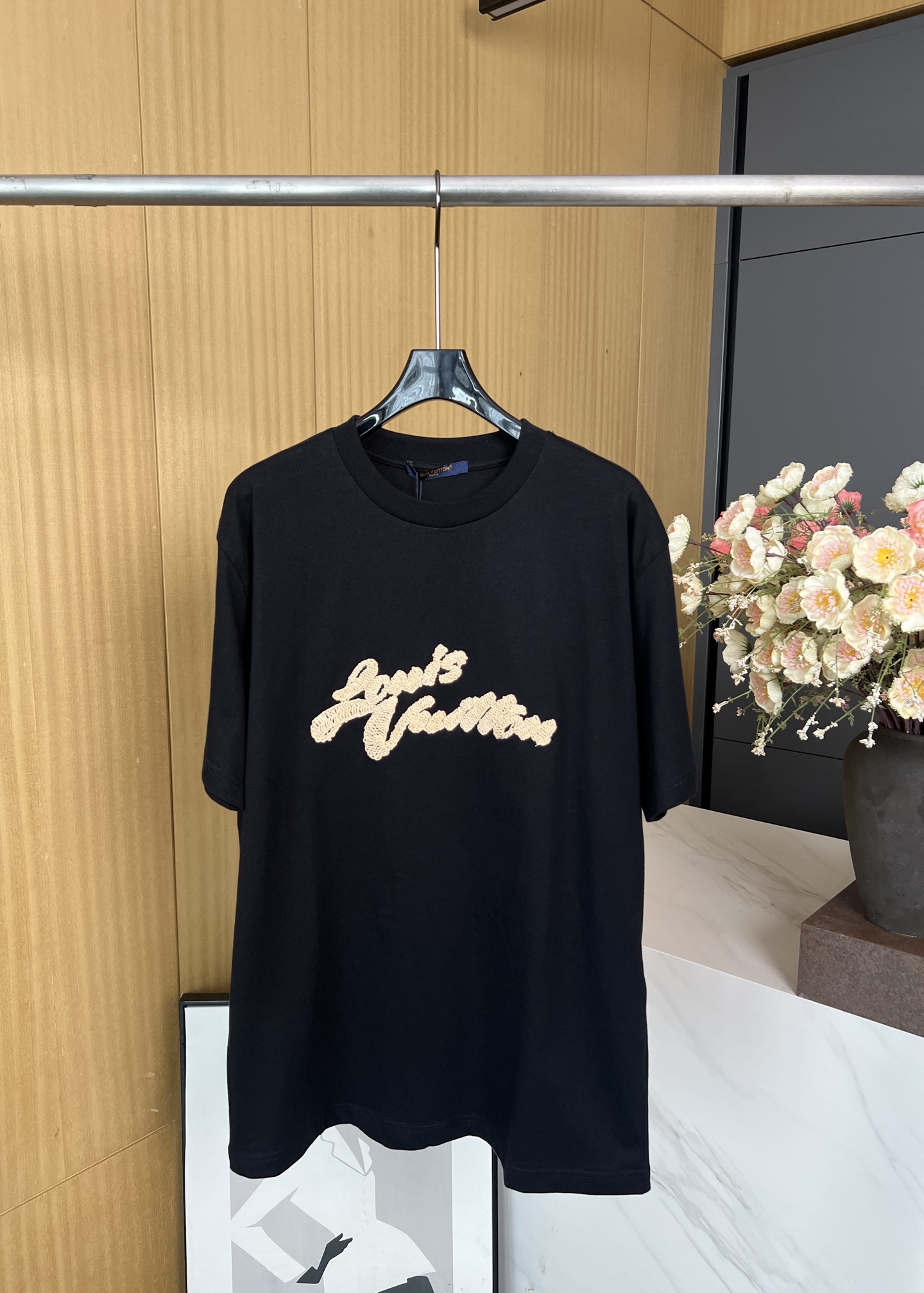 NO:434424,Louis Vuitton, new style of early autumn, Lafite embroidered short-sleeved T-shirt, logo embroidery and Marque L. Vuitton Déposée labels with front and rear, casual style, same style for men and women. Size S M L XL,,louis vuitton,louis vuitton,T-shirt,tees,t-shirt,alexander wang19860909LouisVuitton 路易 早秋新款 拉菲草刺绣短袖T恤、标识刺绣和 Marque L.Vuitton Déposée 标签分饰前后、休闲版型、男女同款 码数S M L XL,,louis vuitton,louis vuitton,T-shirt,tees，t-shirt,alexander wang,Women's clothing