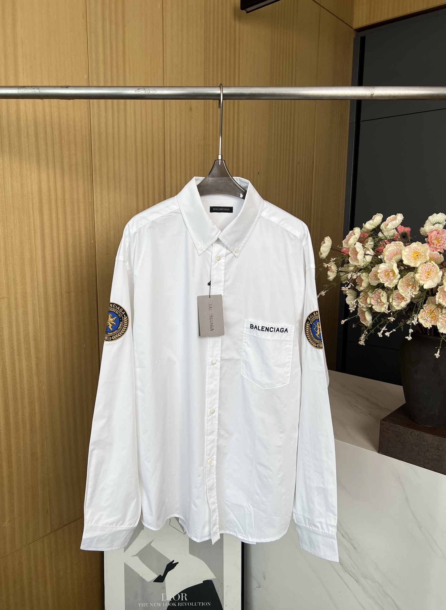 NO:434445,Balenciaga early autumn new style, golden lion embroidery medal, long-sleeved shirt, round badge on sleeves, exquisite embroidery, loose oversize silhouette, loose fit SMLXL,,balenciaga,versace,shirts,alexander wang19860909Balenciaga早秋新款 金狮刺绣勋章长袖衬衫、袖臂上的圆形徽章,以精致刺绣工艺、宽松的oversize廓形、宽松版型 码数SMLXL,,balenciaga,versace,shirts,alexander wang,Women's clothing