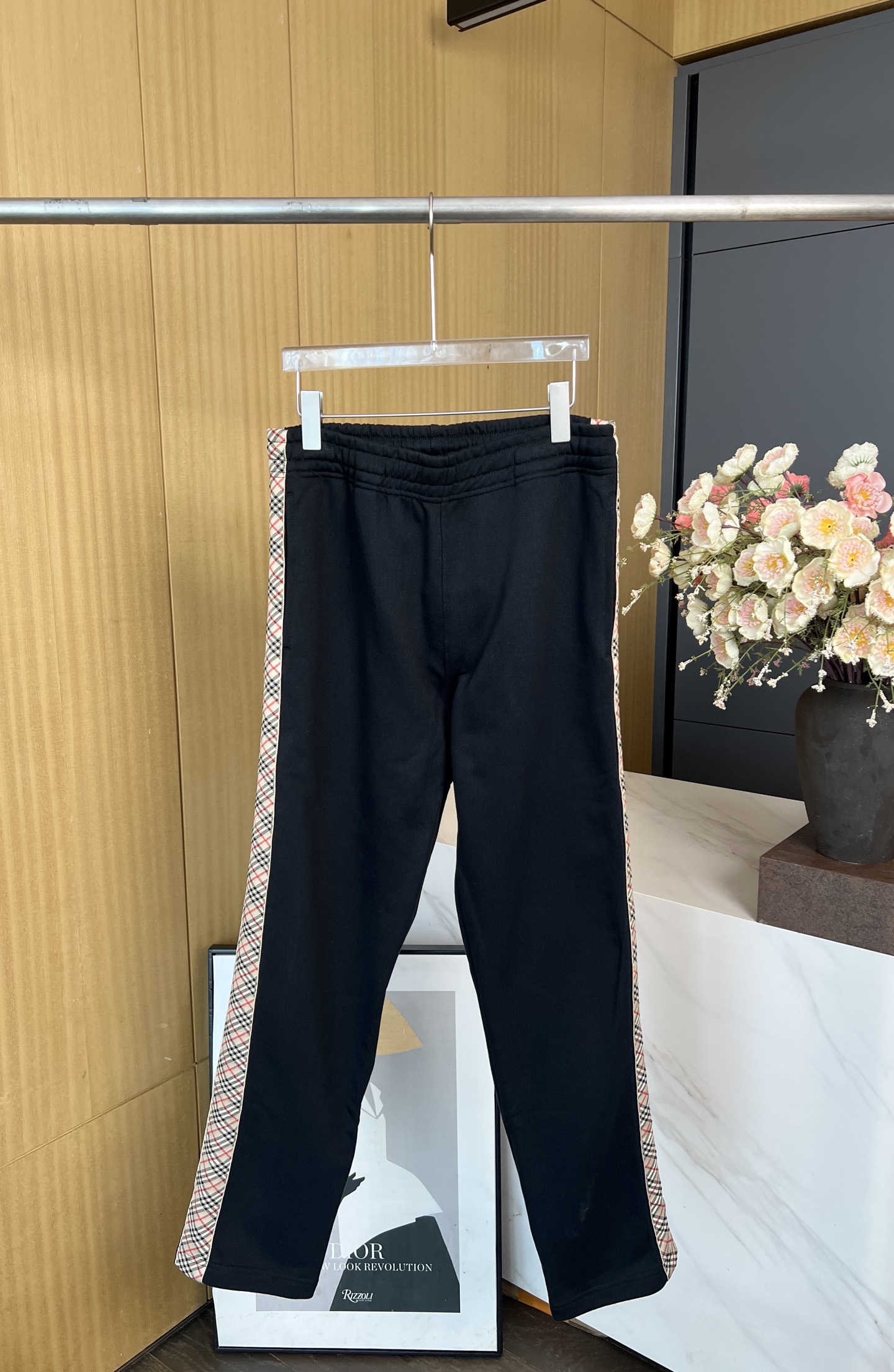 NO:434879,Men's Burberry, new early autumn style, knitted terry trousers, casual and simple design style, elastic elastic waist, classic brand plaid embellishment on the side, drawstring back pockets in the same color, classic war horse label embellishment on the back pockets, casual style S M L XL,,burberry,alexander wang19860909男款Burberry 早秋新款 针织毛圈长裤 休闲简单设计款式、弹力松紧带腰围、侧边经典品牌格纹点缀、内里同色系抽绳后贴布口袋、经典战马标签点缀后袋、休闲版型 码数S M L XL,,burberry,alexander wang,Women's clothing