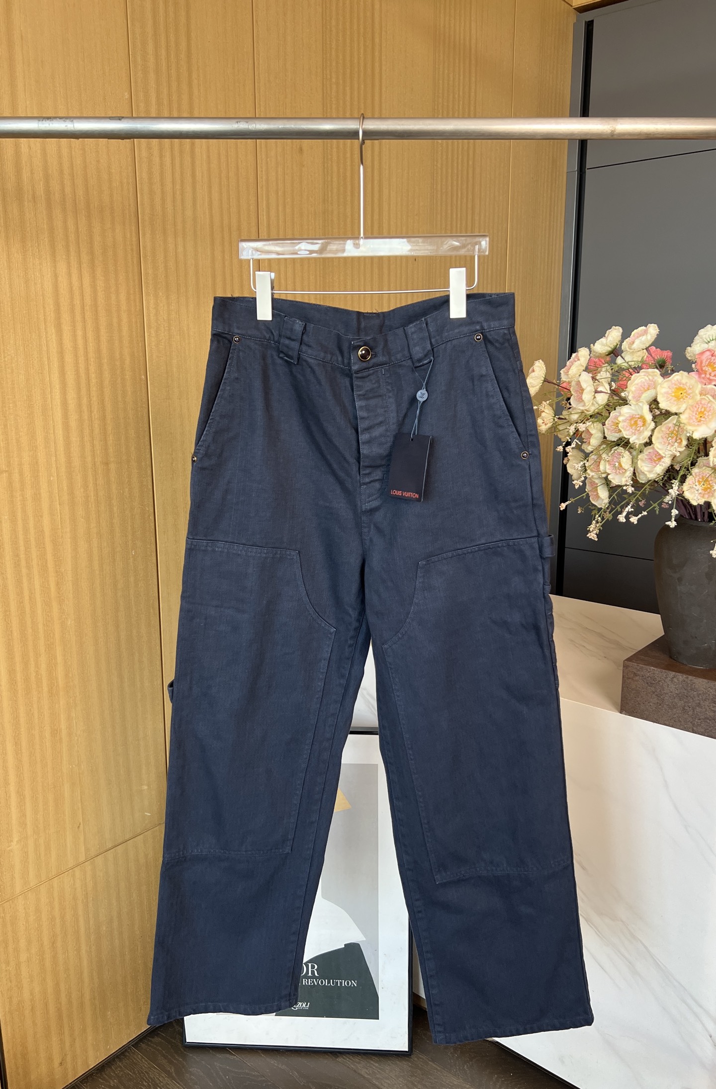 NO:434882,Men's Louis Vuitton Louis Autumn and Winter New Style Straight Wash Embroidered Denim Trousers, Custom Wash Dyeing Fabric Create a Wash Retro Effect, and then use splicing structure and hammer fixing rings to show the workwear style Monogram embroidery embroidery embroidery embroidery on both sides and left patch pockets, pearlescent buttons and rivet details, left pockets present embroidered logos, classic style S M L XL,,louis vuitton,louis vuitton,alexander wang19860909男款LouisVuitton 路易 秋冬新款 直筒洗水刺绣牛仔长裤、定制洗水染色处理面料 营造水洗复古效果、再以拼接结构和锤子固定环、展示出工装风格 Monogram 刺绣点缀两侧和左贴袋、珠光纽扣和铆钉细节、左侧口袋呈现刺绣标识、经典版型 码数S M L XL,,louis vuitton,louis vuitton,alexander wang,Women's clothing