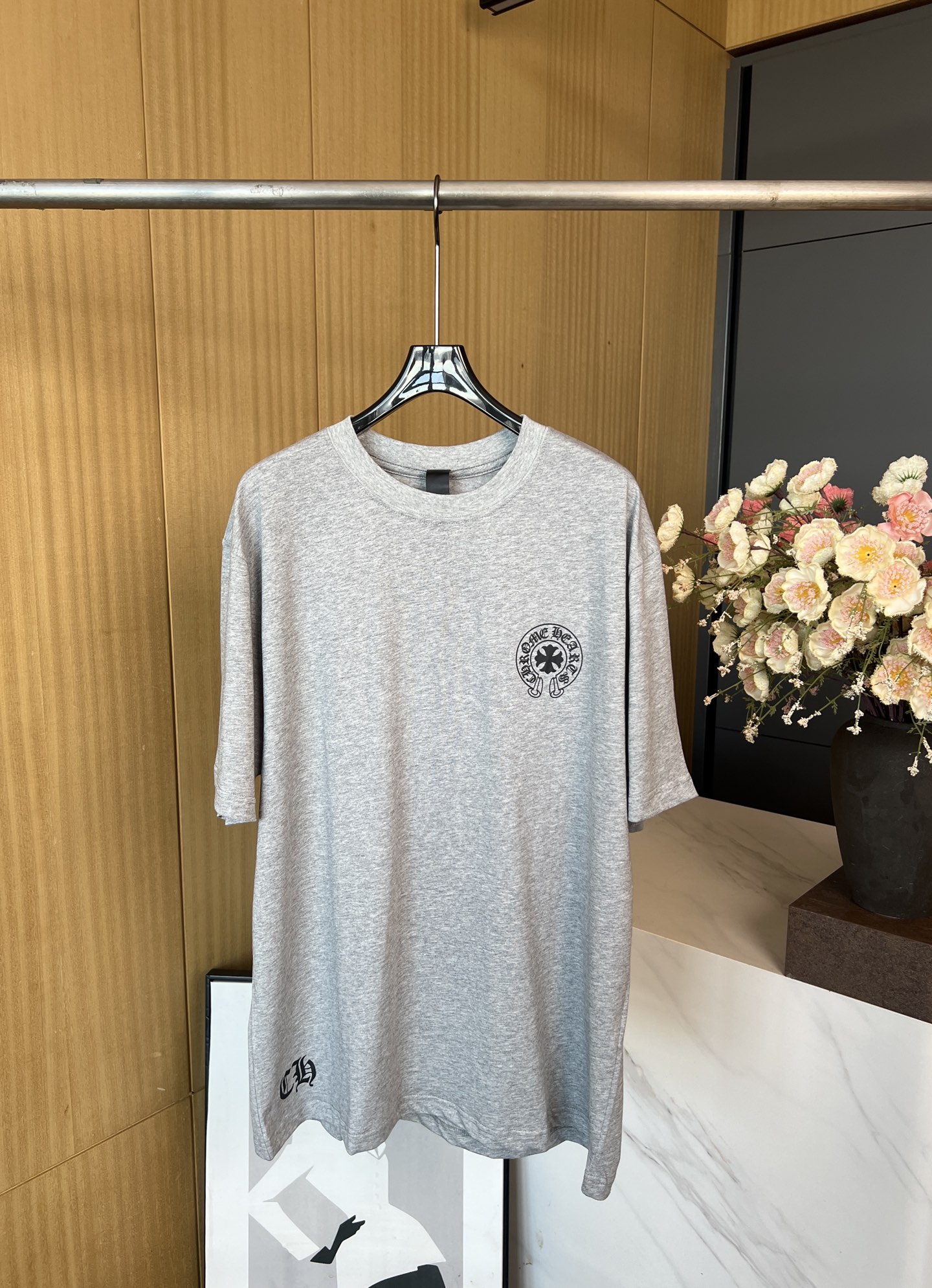 NO:435634,Chrome hearts new autumn and winter style round neck knitted cotton T-shirt, black horseshoe shape print on the front chest, hem pattern ch letter embellishment, back letter logo pattern, casual styles, men and women same size S M L XL,,chrome hearts,tees, t-shirt,alexander wang19860909Chrome hearts 秋冬新款 圆领针织棉布T恤、前胸黑色马蹄形状印花、下摆花型ch字母点缀、后背字母logo花纹、休闲款式 男女同款 码数S M L XL,,chrome hearts,tees，t-shirt,alexander wang,Women's clothing