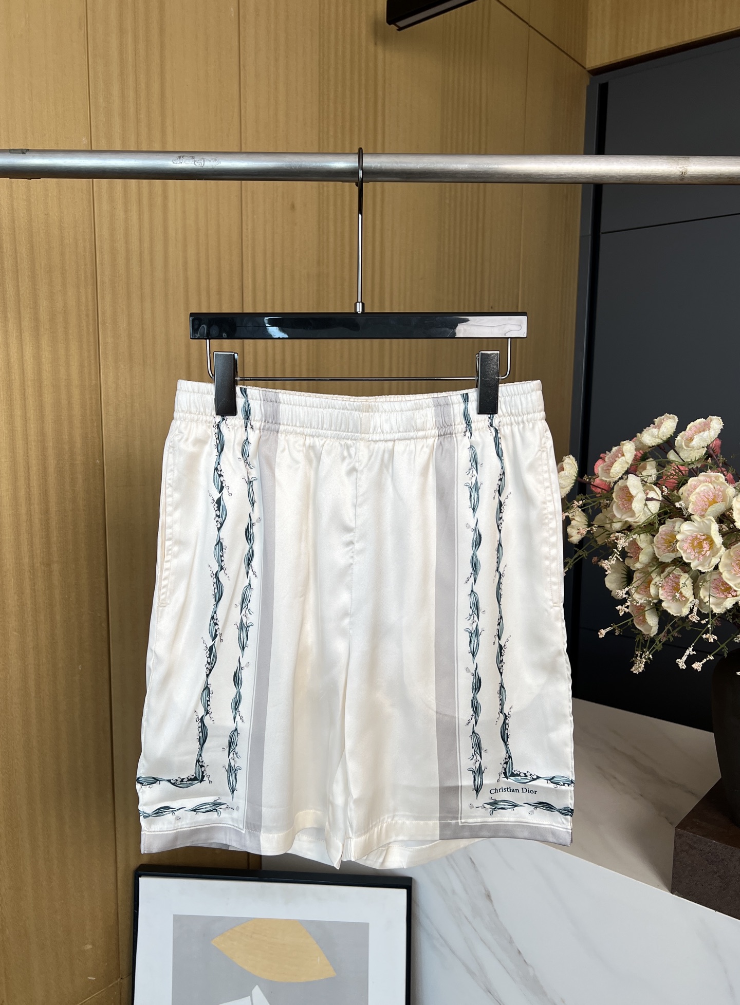 NO:434867,Men's Dior early autumn new style, twill lily of the valley printed shorts, embellished with lily of the valley pattern, elastic waist highlights the classic Christian Dior Couture logo, casual style SMLXL,,dior, shorts,alexander wang19860909男款Dior 早秋新款 斜纹铃兰印花短裤、点缀以铃兰图案、松紧腰突显经典的 Christian Dior Couture 标志、休闲版型 码数SMLXL,,dior,shorts,alexander wang,Women's clothing