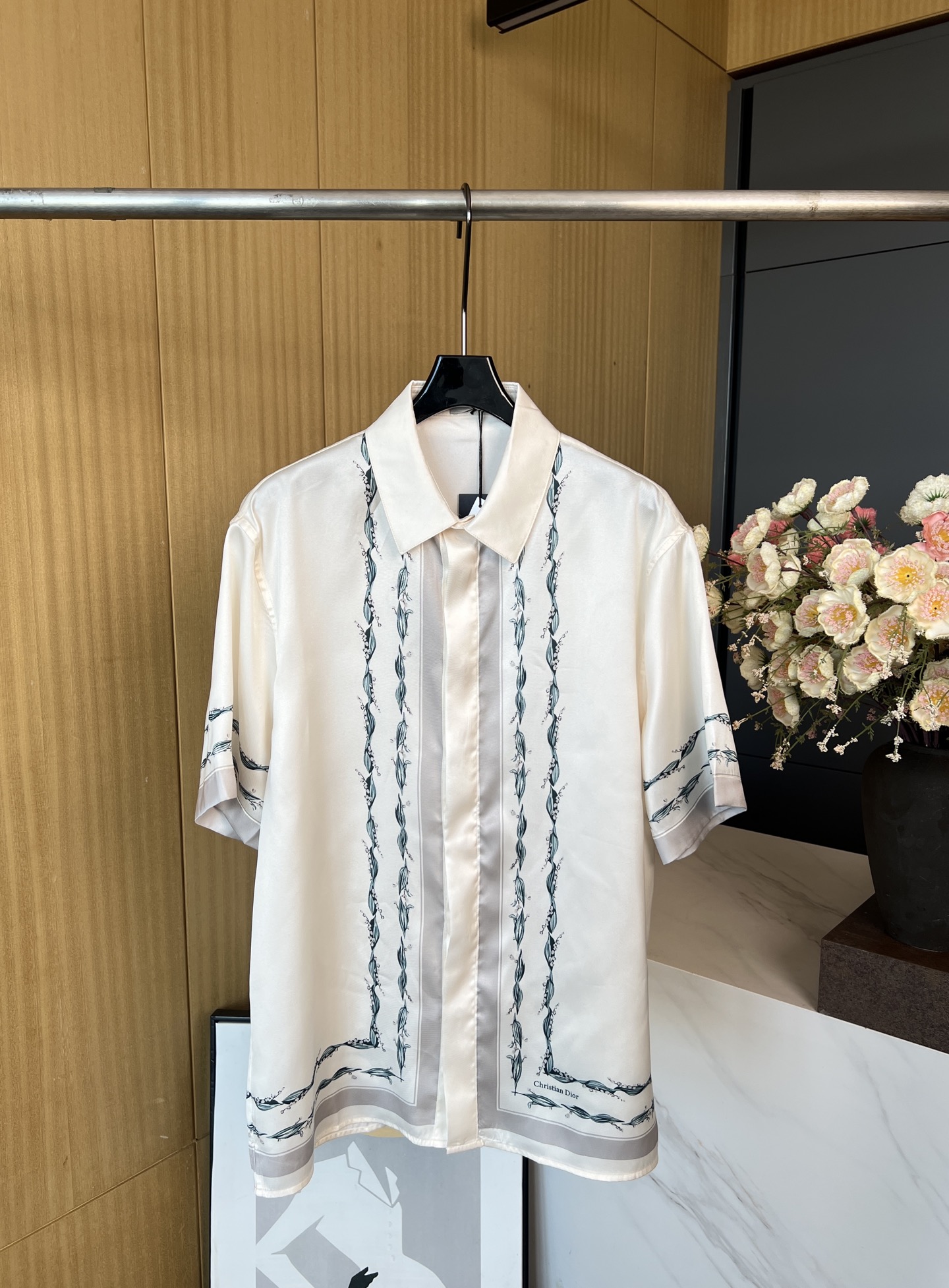 NO:434864,Men's Dior early autumn new style, twill lily of the valley printed shirt, embellished with lily of the valley pattern, Christian Dior Couture lily of the valley printed on the back, casual style SMLXL,,dior,shirts,alexander wang19860909男款Dior 早秋新款 斜纹铃兰印花衬衫、点缀以铃兰图案、后面有Christian Dior Couture 铃兰印花、休闲版型 码数SMLXL,,dior,shirts,alexander wang,Women's clothing