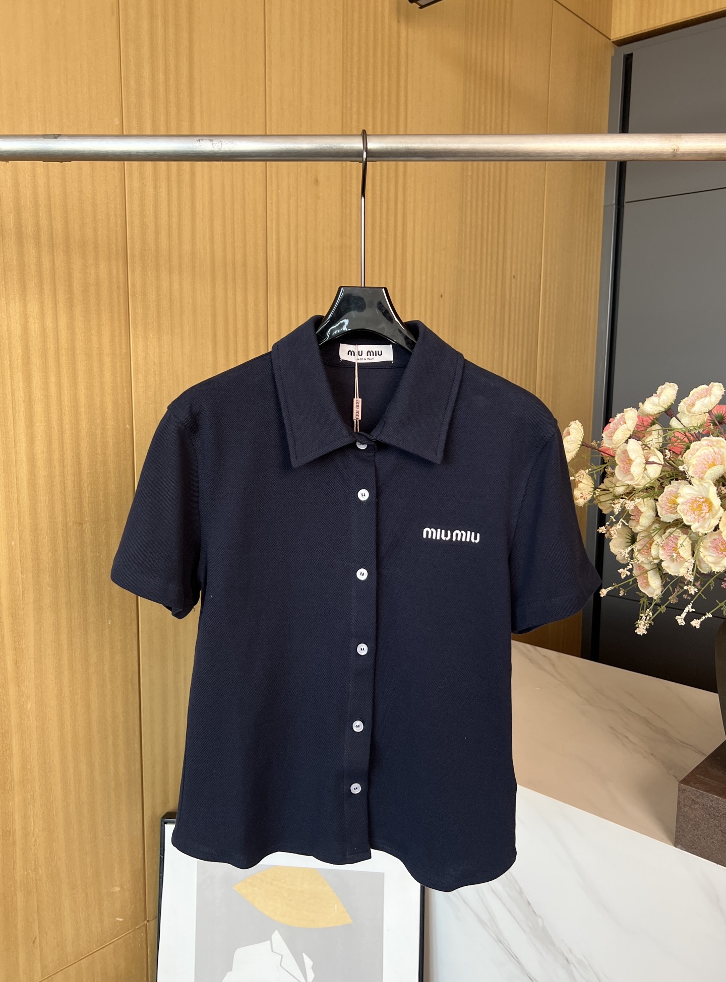 NO:435635,MiuMiu New Early Autumn Pearl Floor Polo Shirt Navy Blue Pearl Floor Fabric, Brand Logo Embroidery, Polo Neck Button Opening and Closed, Slim and Elastic S M L,,miumiu,alexander wang19860909MiuMiu 早秋新款 珠地棉polo衫 藏蓝色珠地棉面料、饰品牌标识刺绣、Polo领口 纽扣开合、修身弹力版型 码数S M L,,miumiu,alexander wang,Women's clothing