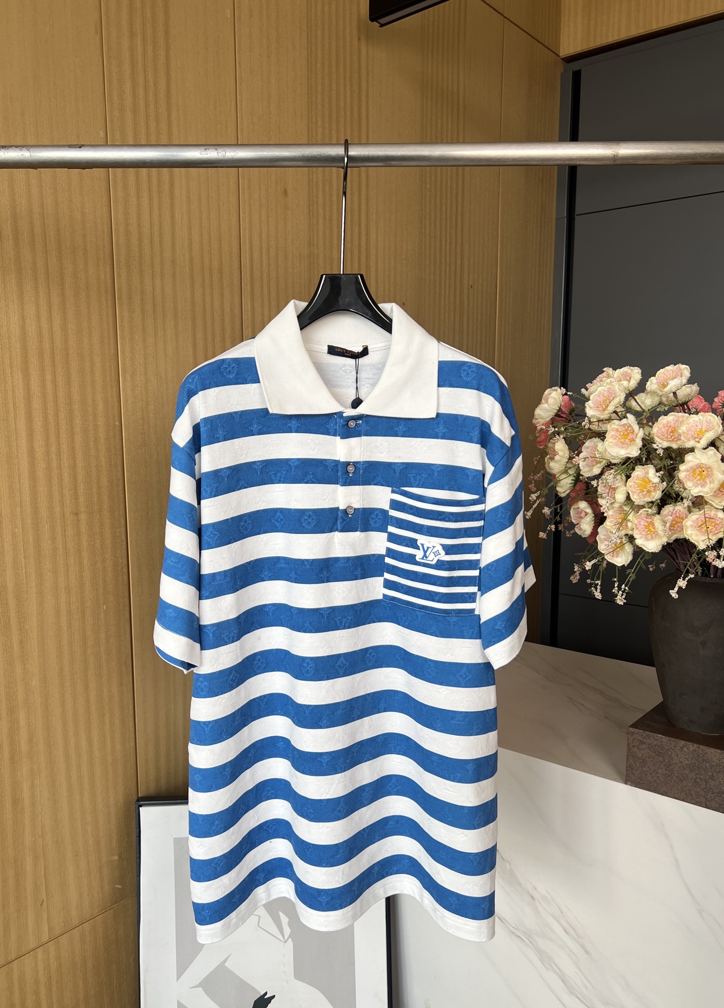 NO:435636,Louis Vuitton New early autumn print MONOGRAM striped polo shirt, pinstripe and rubber LV Charm patches embellished with chest pockets, half-button front closure, pearlescent buttons, casual style S M L XL,,louis vuitton,louis vuitton,louis vuitton,alexander wang19860909LouisVuitton 路易 早秋新款 印花MONOGRAM 条纹马球衫、细条纹和橡胶 LV Charm 贴饰点缀胸袋、半纽扣前襟,点缀珠光纽扣、休闲版型 码数S M L XL,,louis vuitton,louis vuitton,louis vuitton,alexander wang,Women's clothing