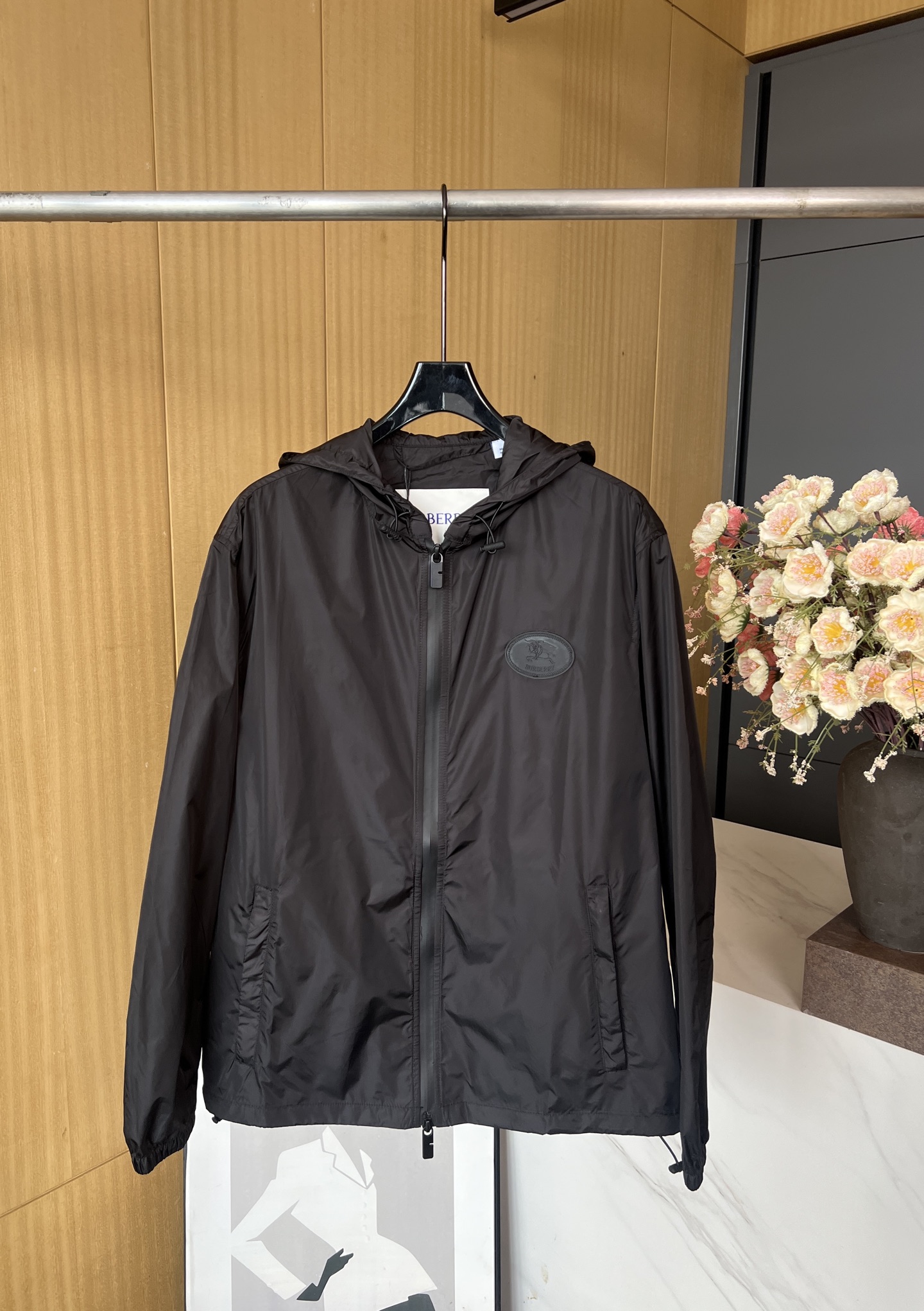 NO:435640,BURBERRY New Knight's Seal Nylon Jacket, made of light nylon fabric, with B-shaped zipper head to present a casual style, and a silk screen printing craft on the back is decorated with a casual style, a casual style, a male and female style. S M L XL,,burberry,jackets & coats,alexander wang19860909BURBERRY 早秋新款 骑士印章尼龙外套、选用轻盈尼龙面料精纺打造、设有 B 字型拉链头呈现休闲版型、背部饰有丝网印花工艺塑就的骑士印章、休闲版型、男女同款 码数S M L XL,,burberry,jackets & coats,alexander wang,Women's clothing