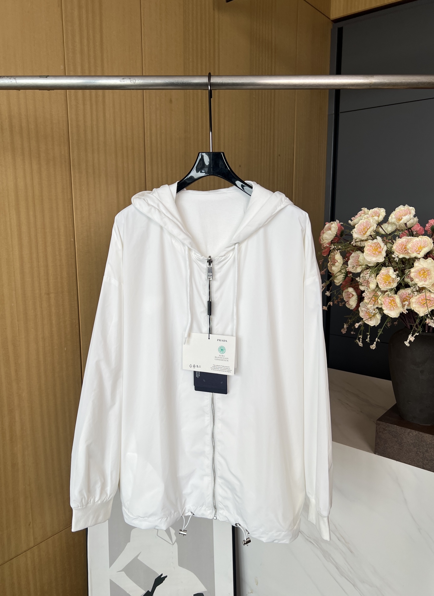 NO:435638,Prada's new early autumn style double-sided hooded jacket, front-facing craftsmanship, back-facing triangle mark, zipper pocket on both sides, fabric delicate and lightweight and breathable, casual style, same style for men and women. Size S M L,,prada, jackets & coats, jackets & coats,hats,alexander wang19860909Prada 早秋新款 双面连帽夹克外套、前幅做章仔工艺后幅有三角标、两侧拉链口袋、面料手感细腻轻薄透气、休闲版型、男女同款 码数S M L,,prada,jackets & coats,jackets & coats,hats,alexander wang,Women's clothing