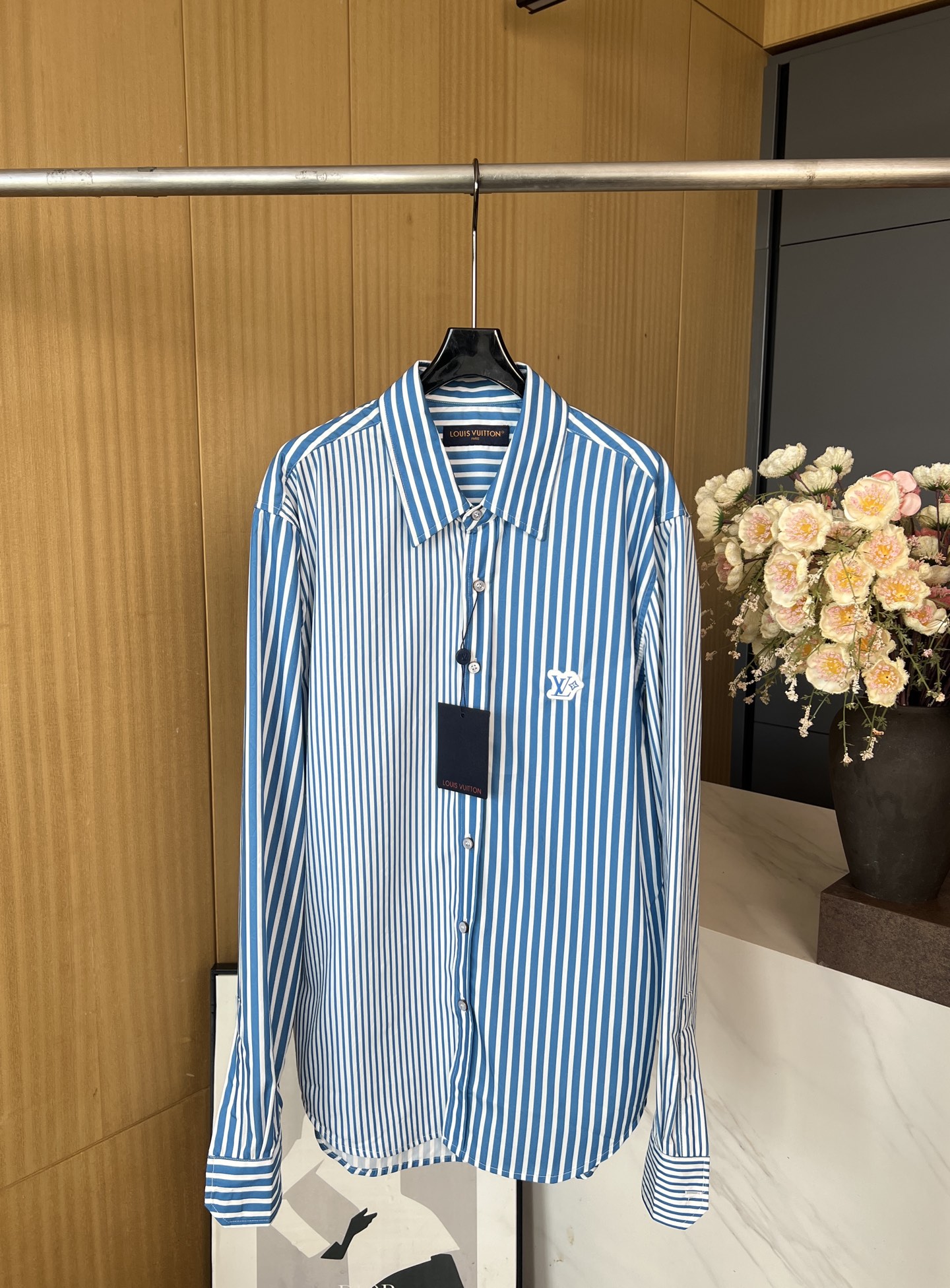 NO:436752,Louis Vuitton Autumn and Winter New Seamless striped long-sleeved shirt, with stripes of different widths and narrows to create a seam effect, Monogram jacquard embossed background, logo jacquard printed patterns, pearlescent buttons, equipped with metal base, rubber logo patch on the chest, loose style, same style for men and women. Size S M L XL,,louis vuitton,louis vuitton,shirts,alexander wang19860909LouisVuitton 路易 秋冬新款 拼缝条纹长袖衬衫、以宽窄不一的条纹营造拼缝效果、满身Monogram 提花压纹背景、标识提花之上铺陈印花图案、珠光纽扣,配有金属底座、胸前配有橡胶标识贴饰、宽松版型、男女同款 码数S M L XL,,louis vuitton,louis vuitton,shirts,alexander wang,Women's clothing