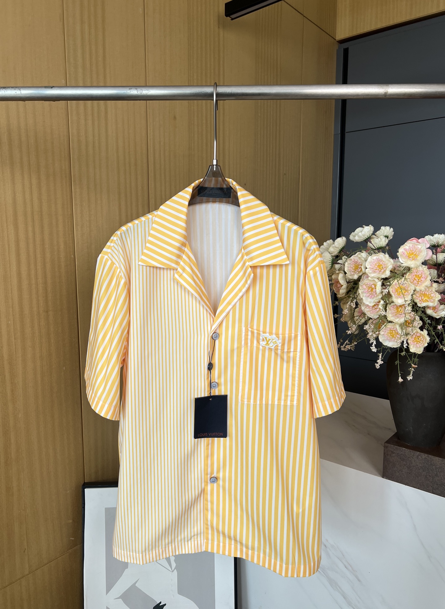 NO:436726,Louis Vuitton Autumn and winter new style, patchwork striped short-sleeved lapel shirt, creating patchwork effect with stripes of different widths and narrow sides, full of Monogram jacquard embossed background, logo print pattern on top of jacquard, pearlescent buttons with metal base front chest patch pocket, rubber logo patch on the chest, casual style S M L XL,,louis vuitton,louis vuitton,shirts,T-shirt,alexander wang19860909LouisVuitton 路易 秋冬新款、拼缝条纹短袖翻领衬衫、以宽窄不一的条纹营造拼缝效果、满身Monogram 提花压纹背景、标识提花之上铺陈印花图案、珠光纽扣配有金属底座前胸贴布口袋、胸前配有橡胶标识贴饰、休闲版型 码数S M L XL,,louis vuitton,louis vuitton,shirts,T-shirt,alexander wang,Women's clothing