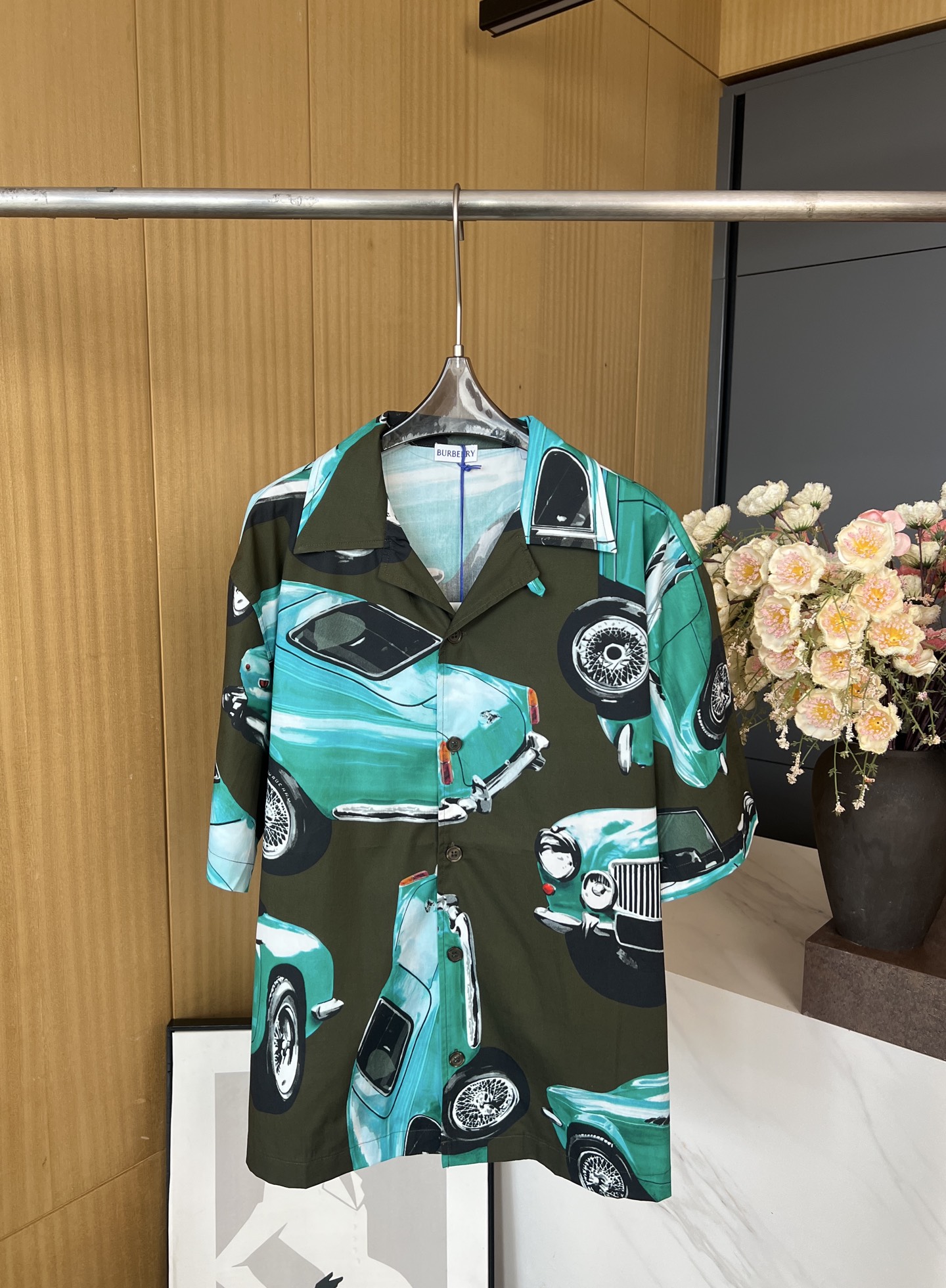 NO:436732,Men's Burberry, new early autumn style, printed casual lapel short-sleeved shirt, black and green printed patterns, car patterns incorporate brand logo and letters, lettering buttons and closure plackets, casual style. S M L XL,,burberry,T-shirt,alexander wang19860909男款Burberry 早秋新款 印花休闲翻领短袖衬衣、满身黑绿印花图案、汽车图案融入品牌logo和字母、刻字纽扣开合门襟、休闲版型 码数S M L XL,,burberry,T-shirt,alexander wang,Women's clothing
