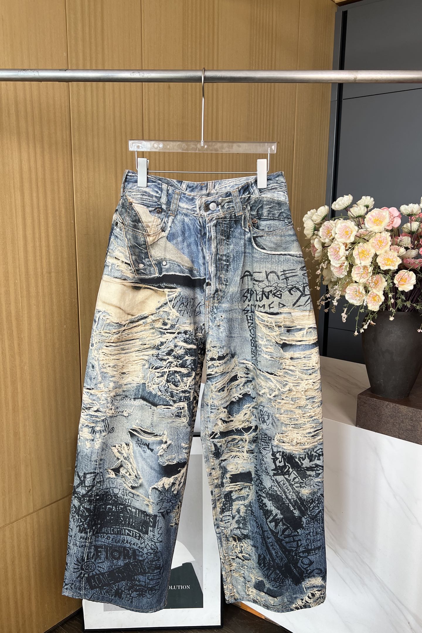 NO:436741,Acne Studios New early autumn style ripped graffiti loose jeans, decorated with seasonal trompe l'oeil 'ripped graffiti' print, super loose legs, casual style 42-52,,acne studios,dior,jeans,alexander wang19860909Acne Studios 早秋新款 撕裂涂鸦宽松牛仔裤、装饰着季节性的trompe l'oeil“撕裂涂鸦”印花、超级宽松的腿、休闲版型 码数42-52,,acne studios,dior,jeans,alexander wang,Women's clothing