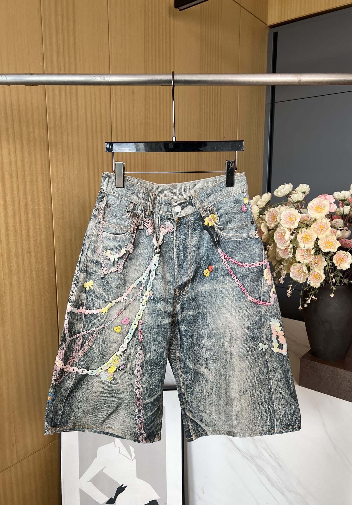 NO:436744,Acne Studios Spring and Summer New Style, Old Washed Candy Chain 3D Printed Beef Shorts, Straight Legs and Knee Length. Details include seasonal 'keychain' Trompe l'oeil Print, Casual Style, Men and Women's Same Model Number 42-52,,acne studios,dior, shorts,keychain,alexander wang19860909Acne Studios 春夏新款 做旧水洗糖果链条3D打印牛短裤,直腿和膝盖长度.细节上有季节性的“钥匙扣”Trompe l'oeil印花、休闲版型、男女同款 码数42-52,,acne studios,dior,shorts,keychain,alexander wang,Women's clothing