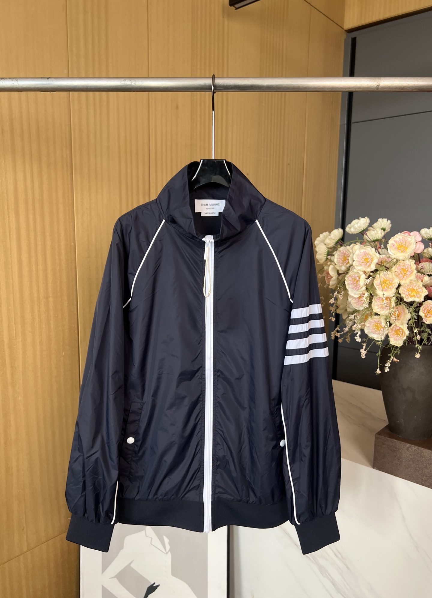 NO:436735,Thom Browne TB early autumn new style, double white strip four-bar color zipper stand collar sun protection jacket, custom-made sun protection fabric has good elasticity and breathability, soft and comfortable feel, simple and fashionable, casual style, same style for men and women. Number of sizes 1234,,jackets & coats,alexander wang19860909Thom Browne TB 早秋新款 双白条四杠拼色拉链立领防晒外套、定制定坊的防晒面料具有良好的弹性和透气性、手感软糯舒适款式简约而时尚、休闲版型、男女同款 码数1234,,jackets & coats,alexander wang,Women's clothing