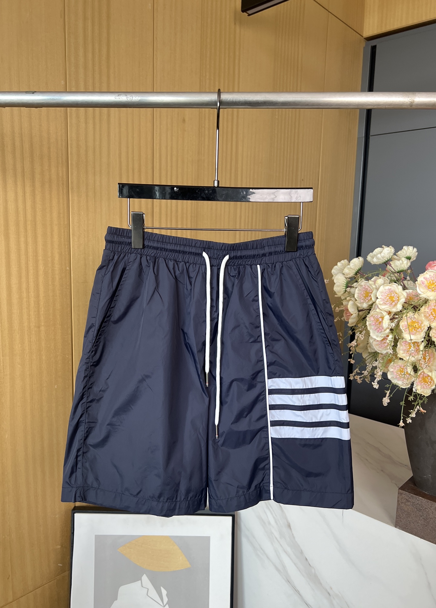 NO:436738,Thom Browne TB early autumn new style, four-bar color-blocking protective shorts, custom-made sunscreen fabric has good elasticity and breathability, soft and comfortable feel, simple and fashionable, casual style, same style for men and women. Size 1234, shorts, alexander wang19860909Thom Browne TB 早秋新款 四杠拼色防嗮短裤、定制定坊的防晒面料具有良好的弹性和透气性、手感软糯舒适款式简约而时尚、休闲版型、男女同款 码数1234,,shorts,alexander wang,Women's clothing
