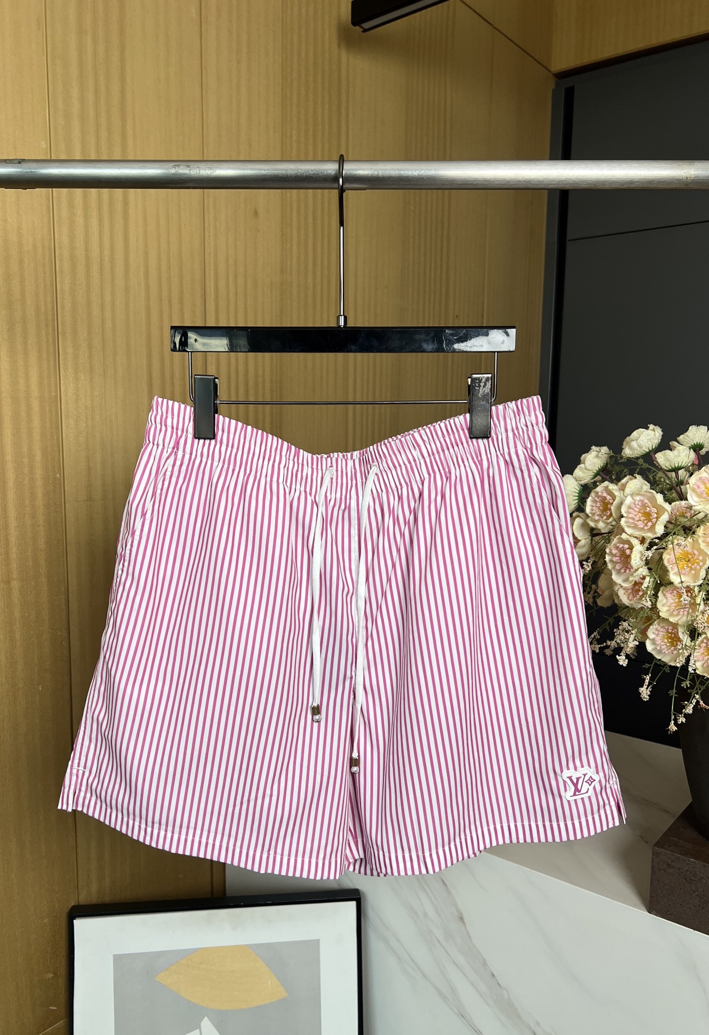 NO:454859,Men's Louis Vuitton Louis Autumn and Winter New Pink and White Striped Casual Shorts, Full Monogram Pattern with Fresh Stripes, Rubber LV Patch Decorates Left Legs, Concealed Zipper Back Pocket Details, White Mesh Lined Cloth, Elastic Elastic Waist Circle Drawstring Waist, Casual Style S M L XL,,louis vuitton,louis vuitton,louis vuitton,shorts,alexander wang19860909男款LouisVuitton 路易 秋冬新款 粉白条纹休闲短裤、全幅 Monogram 图案叠加清新条纹、橡胶 LV Patch 贴饰装饰左腿、隐藏式拉链后袋细节、白色网格内衬里布、弹力松紧带腰围 抽绳腰部、休闲版型 码数S M L XL,,louis vuitton,louis vuitton,louis vuitton,shorts,alexander wang,Women's clothing
