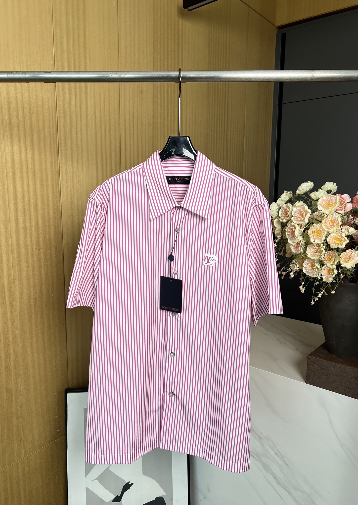 NO:454862,Men's Louis Vuitton Louis early autumn new cotton short-sleeved striped shirt, Monogram jacquard paving background, bright green striped print rich visual layers, chest LV Flower rubber patches, pearlescent buttons, equipped with metal base, casual style S M L XL,,louis vuitton,louis vuitton,louis vuitton,t-shirt,alexander wang19860909男款LouisVuitton 路易 早秋新款 棉质短袖条纹衬衣、Monogram 提花铺陈背景、亮绿条纹印花丰富视觉层次、胸前 LV Flower 橡胶贴饰、珠光纽扣,配有金属底座、休闲版型 码数S M L XL,,louis vuitton,louis vuitton,louis vuitton,T-shirt,alexander wang,Women's clothing