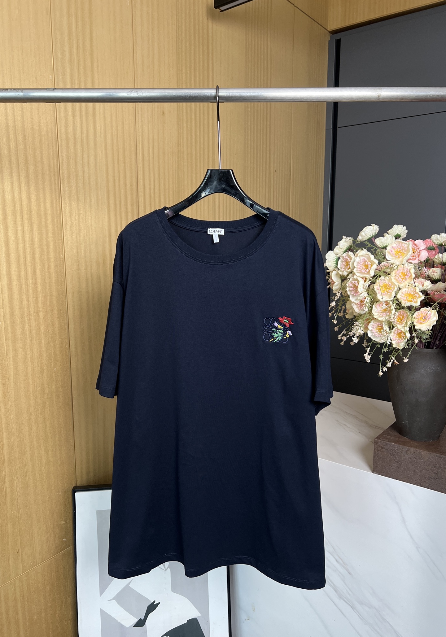 NO:454869,Loewe's new early autumn style cotton loose-fitting T-shirt with blended yarn flowers on the chest Anagram embroidery, casual style, same style for men and women S M L XL,,loewe,tees, t-shirt,alexander wang19860909Loewe 早秋新款 棉质宽松版型T恤、胸前饰有混纺纱线花卉 Anagram 刺绣、休闲版型、男女同款 码数S M L XL,,loewe,tees，t-shirt,alexander wang,Women's clothing