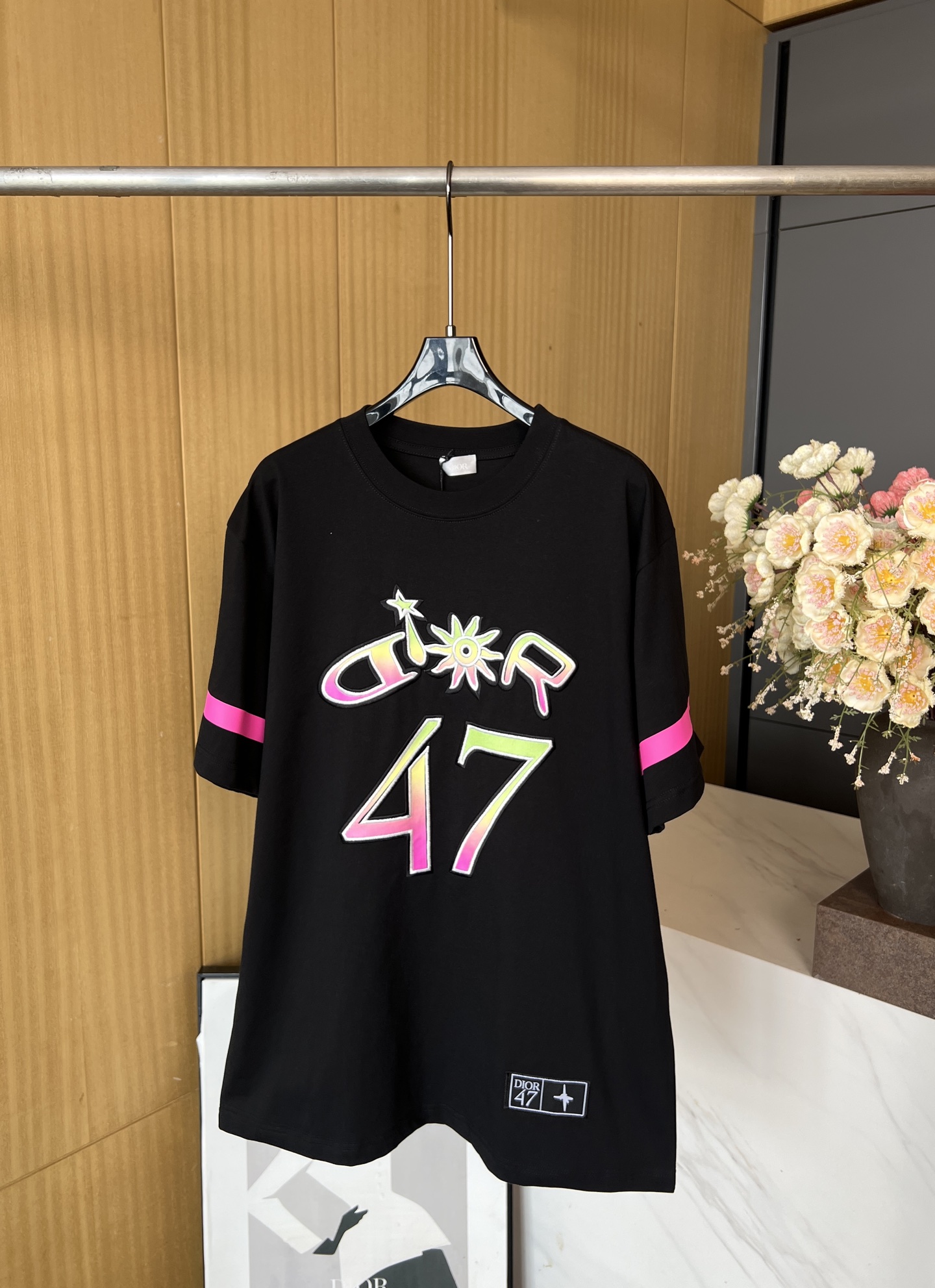 NO:454104,DIOR AND LEWIS HAMILTON Limited Series The new embroidered letters short-sleeved T-sleeved on the early autumn, and the blue joint series logo is decorated on the chest, which reinterprets the Dior logo, casual style, and the same style for men and women. S M L XL,,dior, T-shirt,alexander wang19860909DIOR AND LEWIS HAMILTON 限定系列 早秋新款刺绣字母短袖T袖、胸前饰以蓝色联名系列标志,以图形风格重新诠释 Dior 标志、休闲版型、男女同款 码数S M L XL,,dior,T-shirt,alexander wang,Women's clothing