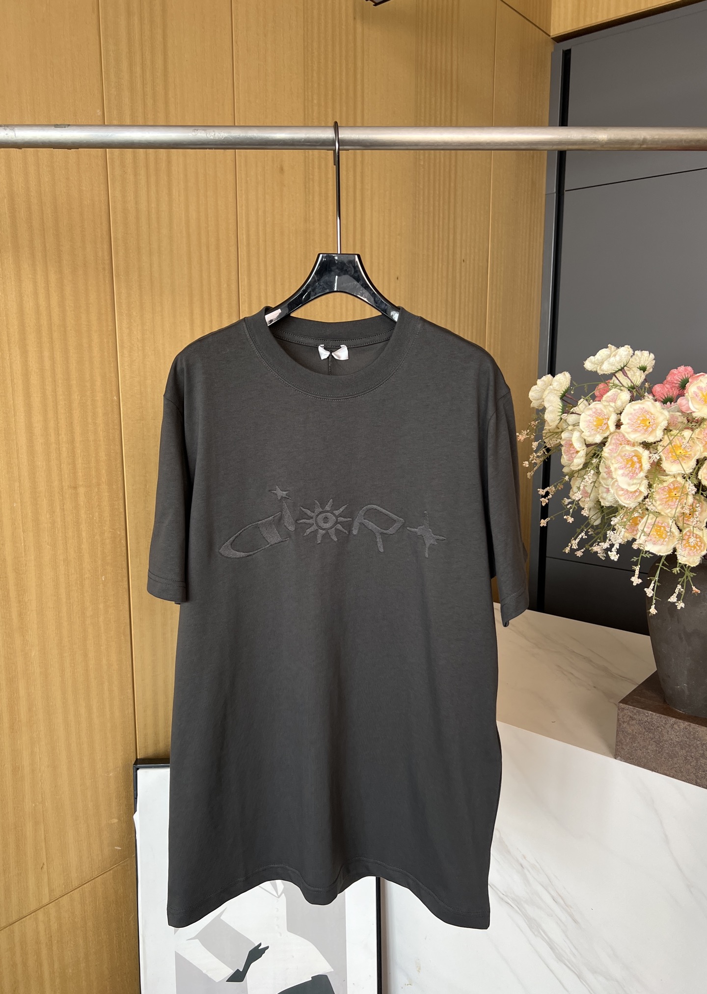 NO:454100,DIOR AND LEWIS HAMILTON Limited-class early autumn new style, embroidered letter pattern short-sleeved T-shirt, front embroidery series embroidery, reinterpreting the Dior logo, loose style, male and female style in graphic style S M L XL,,dior,T-shirt,tees, t-shirt,alexander wang19860909DIOR AND LEWIS HAMILTON 限定系早秋新款、刺绣字母图案短袖T恤、正面饰以联名系列刺绣,以图形风格重新诠释 Dior 标志、宽松版型、男女同款 码数S M L XL,,dior,T-shirt,tees，t-shirt,alexander wang,Women's clothing