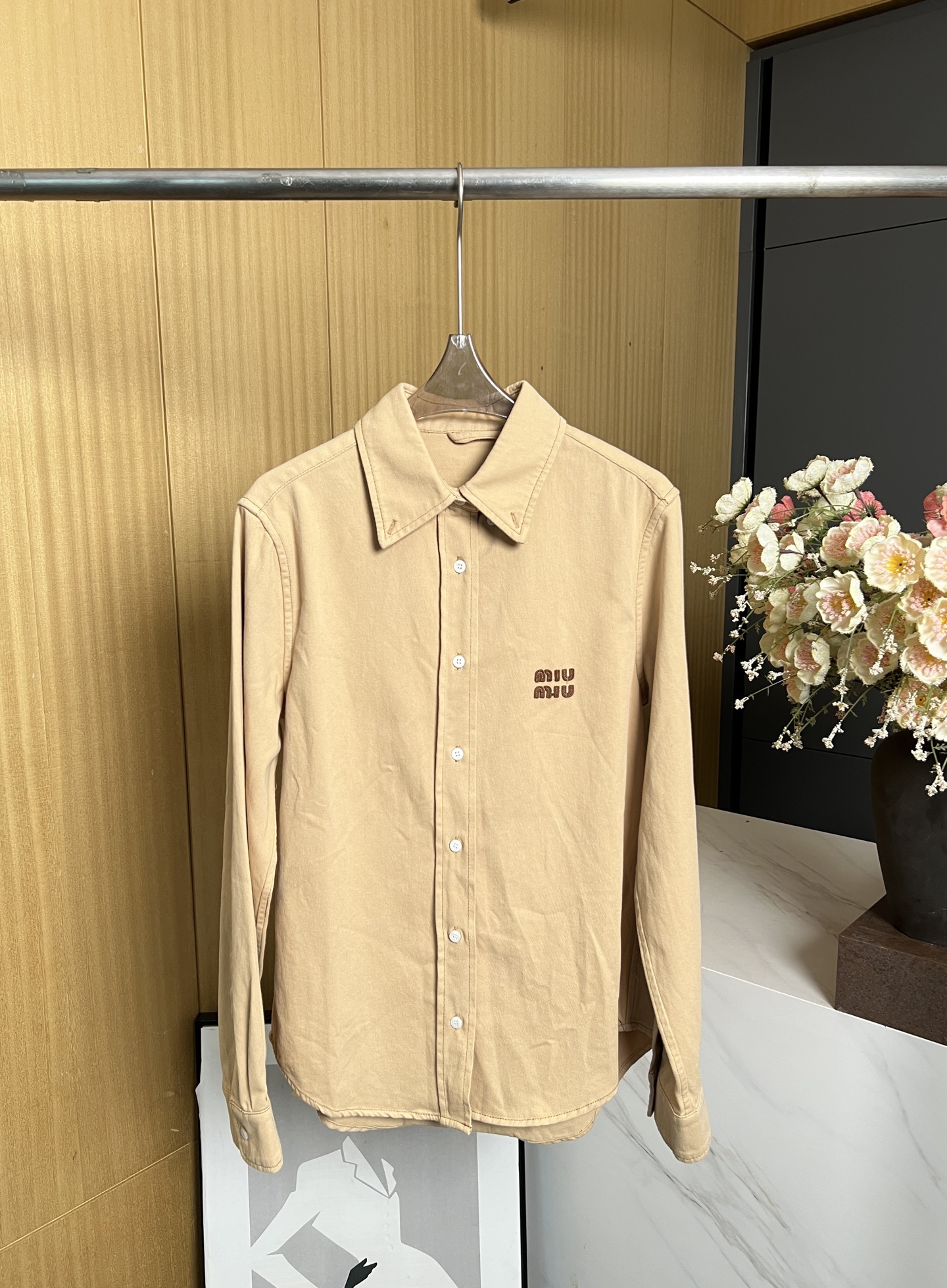NO:456758,MIUMIU early autumn new style khaki denim shirt, embroidered with chest patch embroidered logo, casual style S M L,,miumiu,alexander wang19860909MIUMIU 早秋新款 卡其色 牛仔布衬衣、饰以胸口贴布刺绣logo、休闲版型 码数S M L,,miumiu,alexander wang,Women's clothing