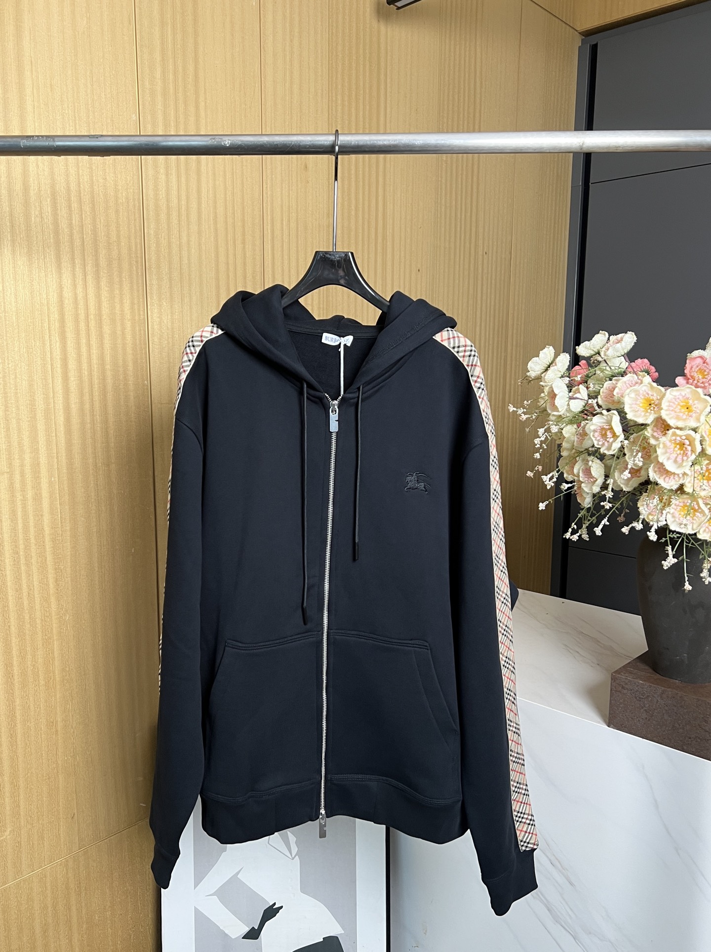 NO:456730,Burberry's new early autumn style knitted long-sleeved hooded jacket, classic checked webbing at rotator sleeves, double threading at collar and sleeves on shoulders, metal double-headed zippered closure placket, simple design style, straight-tube tailoring casual style S M L XL,,burberry,jackets & coats,hats,alexander wang19860909Burberry 早秋新款 针织毛圈长袖连帽外套、肩袖处经典格纹织带、衣领和衣袖肩膀处双走线、金属双头拉链开合门襟、简单设计款式、直筒剪裁 休闲版型 码数S M L XL,,burberry,jackets & coats,hats,alexander wang,Women's clothing