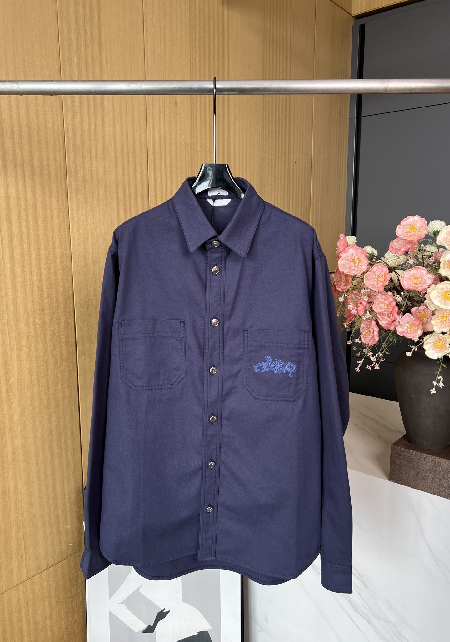 NO:456751,Men's DIOR AND LEWIS HAMILTON Limited Autumn and Winter New Lapel Long Sleeve Shirt Jacket, carefully crafted from blue cotton fabric, with patch pockets on the chest, one of which is embroidered in the same tone joint series embroidery, graphic style reinterpreting the brand logo, new style metal buttons and closure plackets, casual style S M L XL,,dior,jackets & coats,alexander wang19860909男款DIOR AND LEWIS HAMILTON 限定 秋冬新款 翻领长袖衬衣外套、采用蓝色棉质面料精心制作、胸前饰以贴袋、其中一个点缀以同色调联名系列刺绣、以图形风格重新诠释品牌标志、新风格金属纽扣开合门襟、休闲版型 码数S M L XL,,dior,jackets & coats,alexander wang,Women's clothing