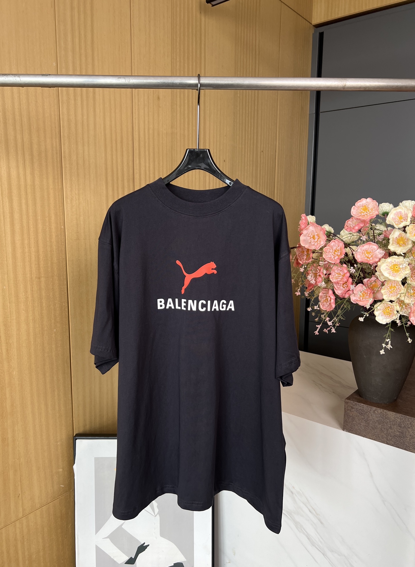 NO:456767,BALENCIAGA early autumn new style wash jersey print letter T-shirt, exclusively developed retro jersey fabric, front decorated with Balcg logo and PUMA cat art prints and PUMA collaboration with PUMA, loose fit, same style for men and women. S M L XL,,balenciaga,tees, t-shirt,alexander wang19860909BALENCIAGA 早秋新款 水洗平纹针织印花字母T恤、独家开发复古平纹针织面料、正面饰以Balcg 标识和PUMA cat艺术作品印花与PUMA合作打造、宽松版型、男女同款 码数S M L XL,,balenciaga,tees，t-shirt,alexander wang,Women's clothing