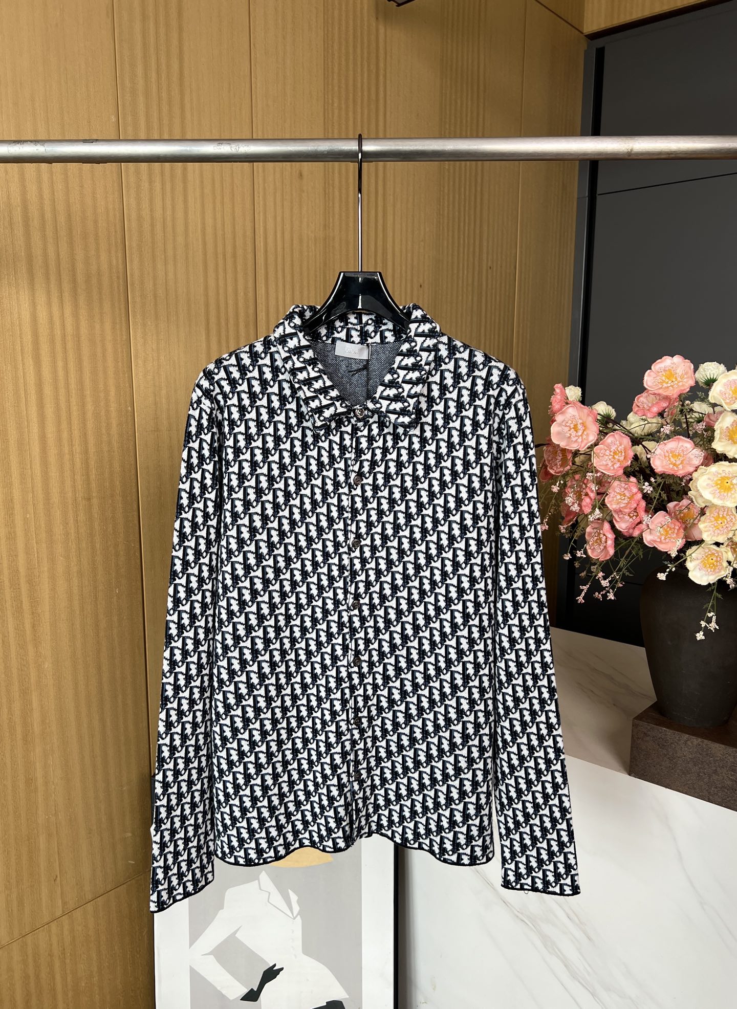 NO:445750,Dior autumn and winter new Navy blue cotton Oblique printed jacket shirt, all-piece with Oblique print, button-flying mother-of-pearl buttons engraved with Dior logo, casual style, same model for men and women. Size XS S M L,,dior,jackets & coats,shirts,alexander wang19860909Dior 秋冬新款 海军蓝色棉质 Oblique 印花外套衬衫、通体饰以 Oblique 印花、纽扣门襟镌刻有 Dior 标志的珍珠母贝纽扣、休闲版型 男女同款 码数XS S M L,,dior,jackets & coats,shirts,alexander wang,Women's clothing