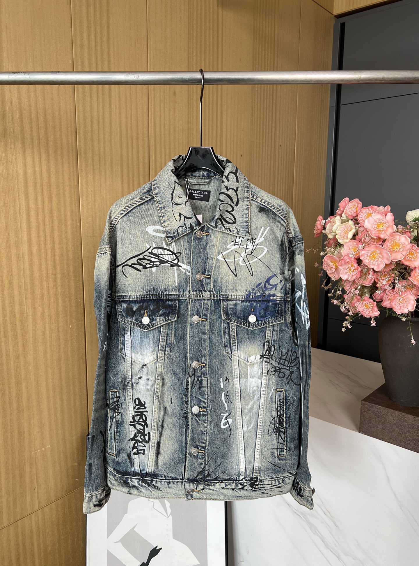 NO:456732,BALENCIAG*A Paris Early Autumn New Style Silhouette Graffiti Washing Cowboy Jacket, the whole hand-painted master hand-painted man-made graffiti, each one is unique, broken and gray-black, loose style, same style for men and women. SMLXL, balenciaga, jackets & coats, alexander wang19860909BALENCIAG*A 巴黎 早秋新款 廓形涂鸦洗水牛仔外套,整件手绘师傅人工绘画人涂鸦、每一件独一无二、破损和灰黯效,宽松版型,男女同款 码数SMLXL,,balenciaga,jackets & coats,alexander wang,Women's clothing