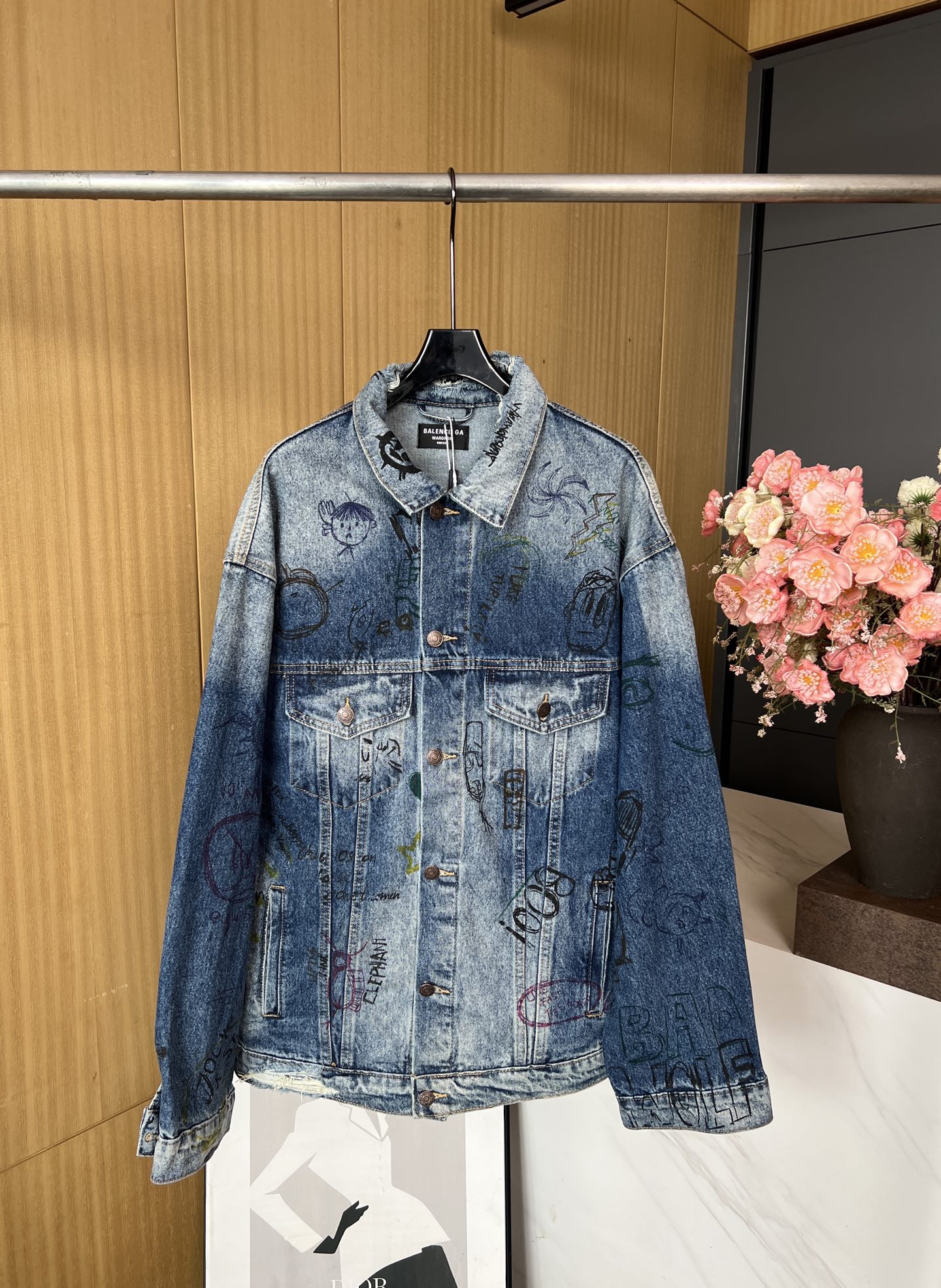 NO:456737,BALENCIAG*A Paris Early Autumn New Style Silhouette Graffiti Washing Cowboy Jacket, the whole piece hand-painted master hand-painted graffiti, each piece unique, broken and gray-black, loose style, same style for men and women. SMLXL, balenciaga, jackets & coats, alexander wang19860909BALENCIAG*A 巴黎 早秋新款 廓形涂鸦洗水牛仔外套,整件手绘师傅人工绘画人手绘涂鸦、每一件独一无二、破损和灰黯效,宽松版型,男女同款 码数SMLXL,,balenciaga,jackets & coats,alexander wang,Women's clothing