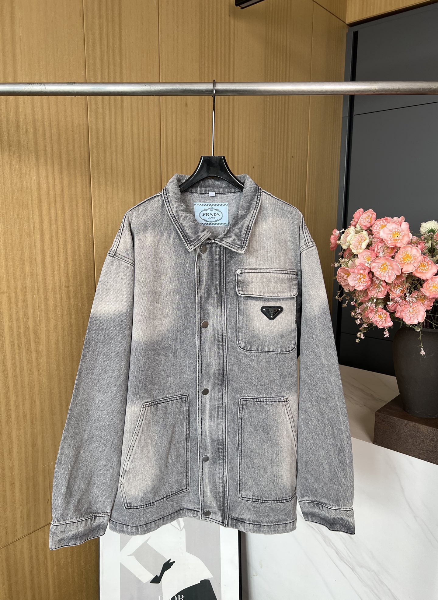 NO:456743,Prada early autumn new style, pocket triangle mark used for old washing jacket, chest pocket triangle brand, loose style, same style for men and women S M L XL,,prada, jackets & coats,alexander wang19860909Prada 早秋新款 口袋三角标做旧水洗外套、胸前口袋三角牌、宽松版型、男女同款 码数S M L XL,,prada,jackets & coats,alexander wang,Women's clothing