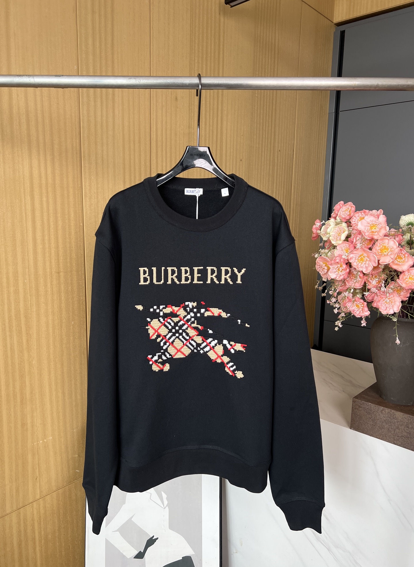 NO:456728,Burberry early autumn new style cross stitch equestrian knight logo sweater, brand logo created by decorative cross stitch craftsmanship and Burberry checked equestrian knight logo (EKD), casual style, same style for men and women S M L XL, burberry, hoodie, sweatshirts, alexander wang19860909Burberry 早秋新款 十字绣马术骑士徽标卫衣、装饰十字绣工艺打造的品牌徽标和 Burberry 格纹马术骑士徽标（EKD）、休闲版型、男女同款 码数S M L XL,,burberry,hoodie,sweatshirts,alexander wang,Women's clothing
