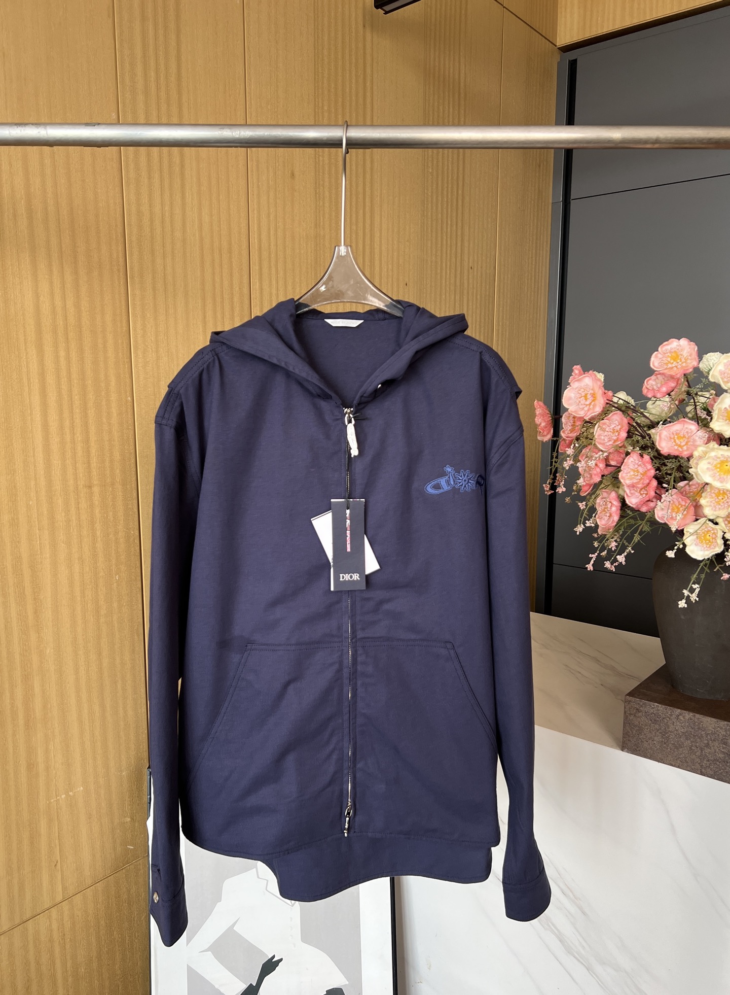 NO:457507,Men's DIOR AND LEWIS HAMILTON Co-branded Early Autumn New Embroidered Letter Hooded Jacket, blue cotton fabric, embroidered in the same tone series embroidery, reinterpreting the Dior logo in graphic style, casual style S M L XL,,dior, jackets & coats,hats,alexander wang19860909男款DIOR AND LEWIS HAMILTON 联名 早秋新款 刺绣字母连帽夹克、采用蓝色棉质面料、饰以同色调联名系列刺绣、以图形风格重新诠释 Dior 标志、休闲版型 码数S M L XL,,dior,jackets & coats,hats,alexander wang,Women's clothing