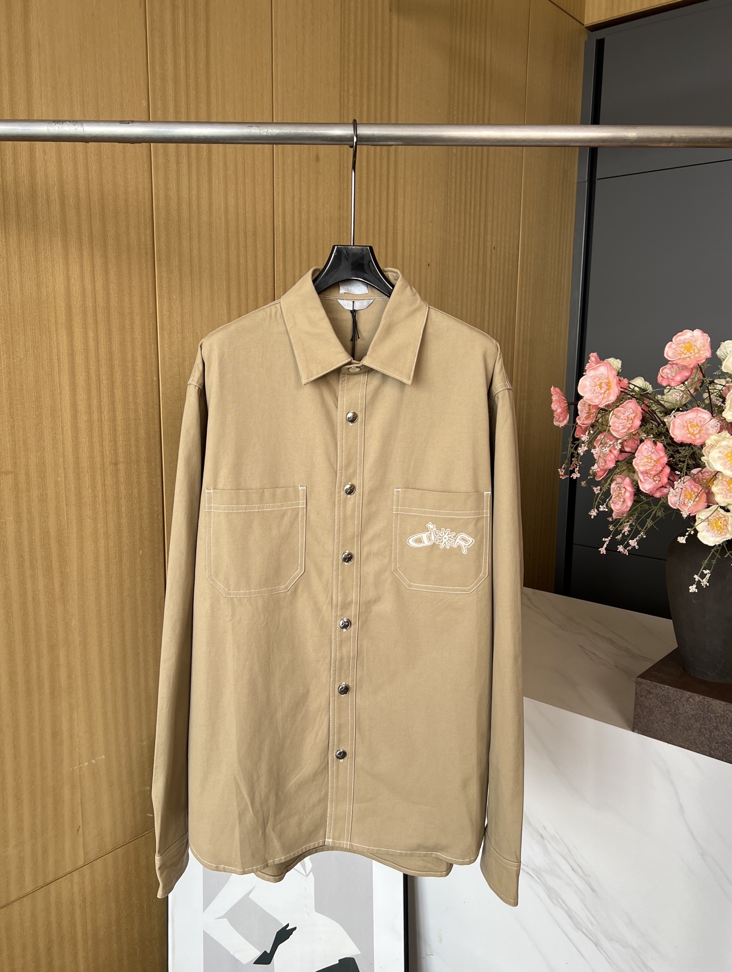 NO:457511,Men's DIOR AND LEWIS HAMILTON Co-branded series Early autumn new style embroidered long-sleeved shirt, beige cotton fabric, breast decoration with patch pockets, one of which is embroidered in the same color joint series embroidery, casual style Number S M L XL,,dior,shirts,alexander wang19860909男款DIOR AND LEWIS HAMILTON 联名系列 早秋新款 刺绣图案长袖衬衫、采用米色棉质面料、胸前饰以贴袋、其中一个点缀以同色调联名系列刺绣、休闲版型 码数S M L XL,,dior,shirts,alexander wang,Women's clothing