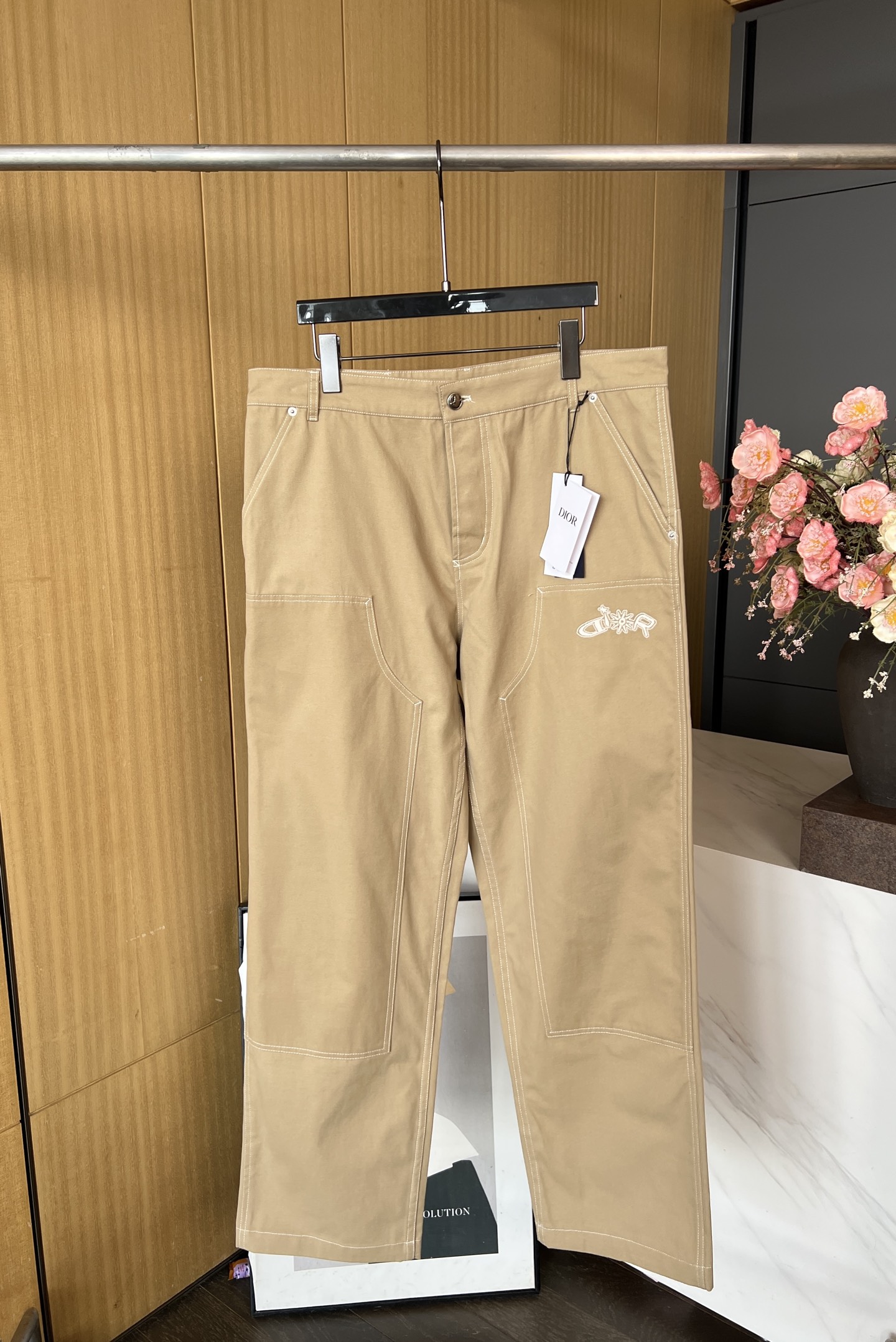 NO:457516,Men's DIOR AND LEWIS HAMILTON Co-branded series Early autumn new work jeans, beige cotton fabric, embroidered in the same tone joint embroidery, reinterpreting the Dior logo in graphic style, casual style S M L XL,,dior,jeans,alexander wang19860909男款DIOR AND LEWIS HAMILTON 联名系列 早秋新款工装牛仔裤、采用米色棉质面料、饰以同色调联名系列刺绣、以图形风格重新诠释 Dior 标志、休闲版型 码数S M L XL,,dior,jeans,alexander wang,Women's clothing