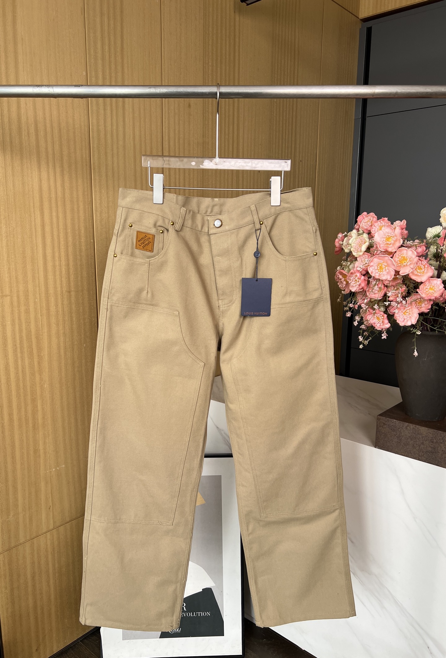 NO:457545,Men's Louis Vuitton Louis early autumn new khaki straight-tire work pants, front splicing structure and rear Damier label rich details, nubby leather patchwork marked ticket bag, zipper front closure with pearlescent buttons, casual style S M L XL,,louis vuitton,louis vuitton,alexander wang19860909男款LouisVuitton 路易 早秋新款 卡其色直筒工装裤、正面拼接结构和后部 Damier 标签丰富细节、正绒面革贴饰标注票袋、拉链前襟配有珠光纽扣、休闲版型 码数S M L XL,,louis vuitton,louis vuitton,alexander wang,Women's clothing