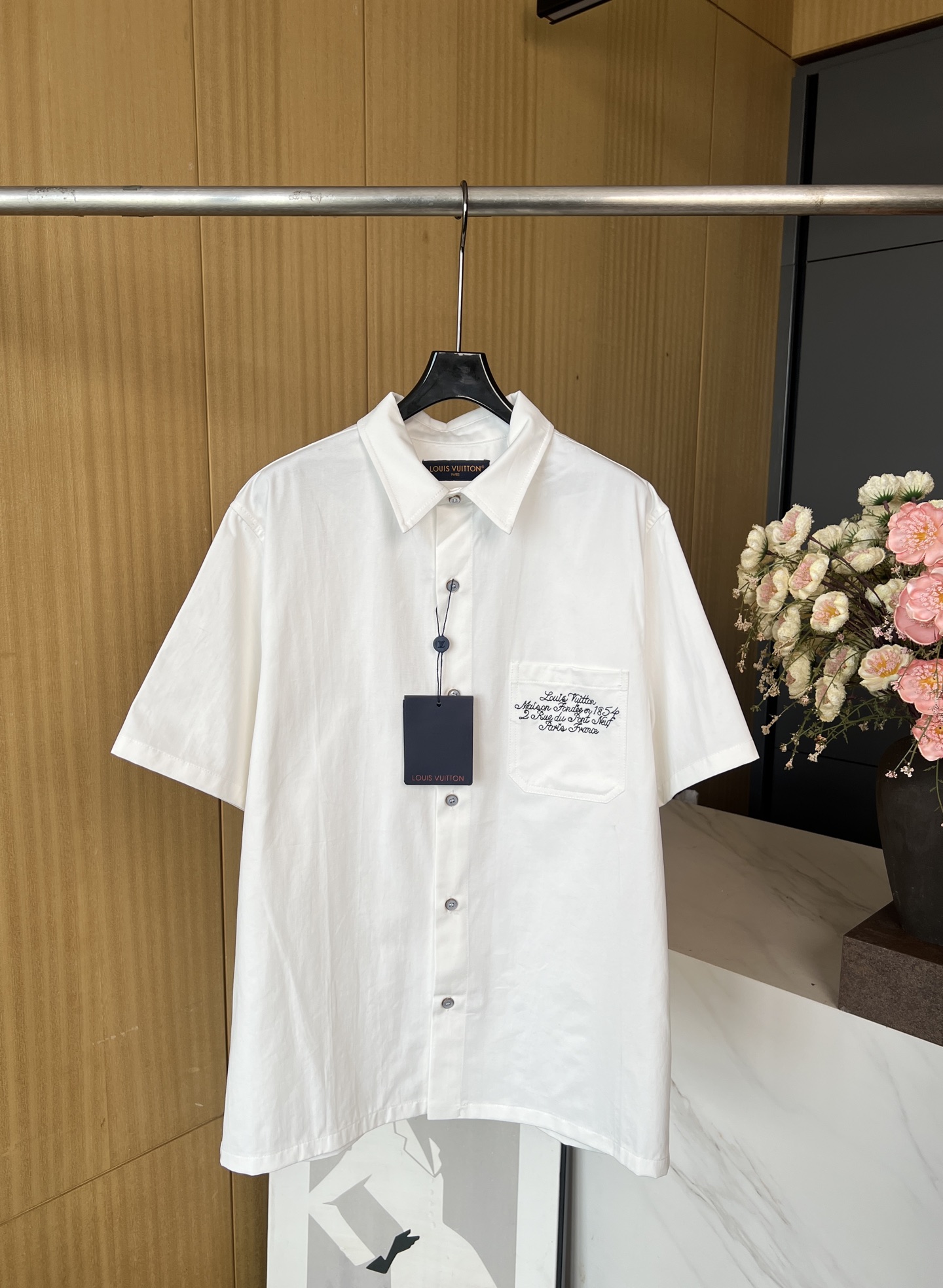 NO:457521,Louis Vuitton Autumn and Winter New Cotton Lapel Short-sleeved Shirt, Pharrell Williams and Nigo jointly created retro handwritten logos of breast pockets, back with Mount Fuji and cherry blossom patterns, iconic elements that reveal Nigo's hometown, standard style pearlescent button front closure, casual styles S M L XL,,louis vuitton,louis vuitton,T-shirt,alexander wang19860909LouisVuitton 路易 秋冬新款 棉质翻领短袖衬衣、Pharrell Williams 和 Nigo联名复古手写体标识栖身胸袋、背部以富士山和樱花图案、透出Nigo 故乡的标志性元素、标准版型珠光纽扣前襟、休闲款式 男女同款 码数S M L XL,,louis vuitton,louis vuitton,T-shirt,alexander wang,Women's clothing