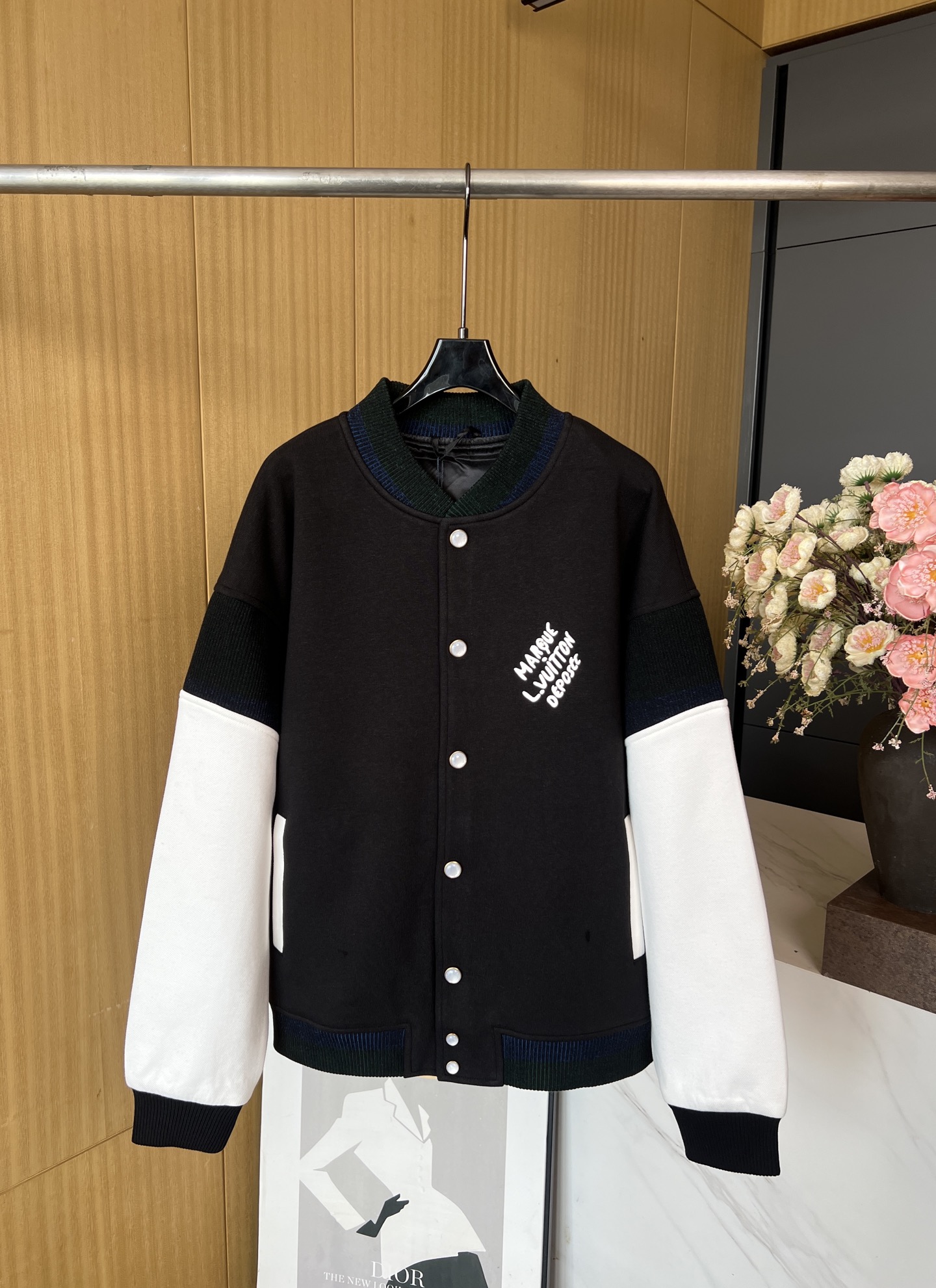 NO:457526,Louis Vuitton Autumn and Winter New Style Spliced ​​Casual Baseball Jacket, Trobe Jacket with Soft Cotton Knitted, Colorful Ribbed Sleeve Collar and Hem, Chest Marque, L. Vuitton Déposée Logo embroidery, pearlescent button-button placket, leather-edged side pocket, same color lined, slightly loose fitting, men and women Size S M L XL,,louis vuitton,louis vuitton,jackets & coats,jackets & coats,alexander wang19860909LouisVuitton 路易 秋冬新款 拼接休闲棒球服外套、束腰夹克取材柔软棉质针织、斑斓罗纹点睛衣袖衣领和下摆、胸前 Marque、L.Vuitton Déposée 标识刺绣、珠光纽扣按扣门襟、皮革镶边侧袋、同色系配有内衬、微宽松版型 男女同款 码数S M L XL,,louis vuitton,louis vuitton,jackets & coats,jackets & coats,alexander wang,Women's clothing