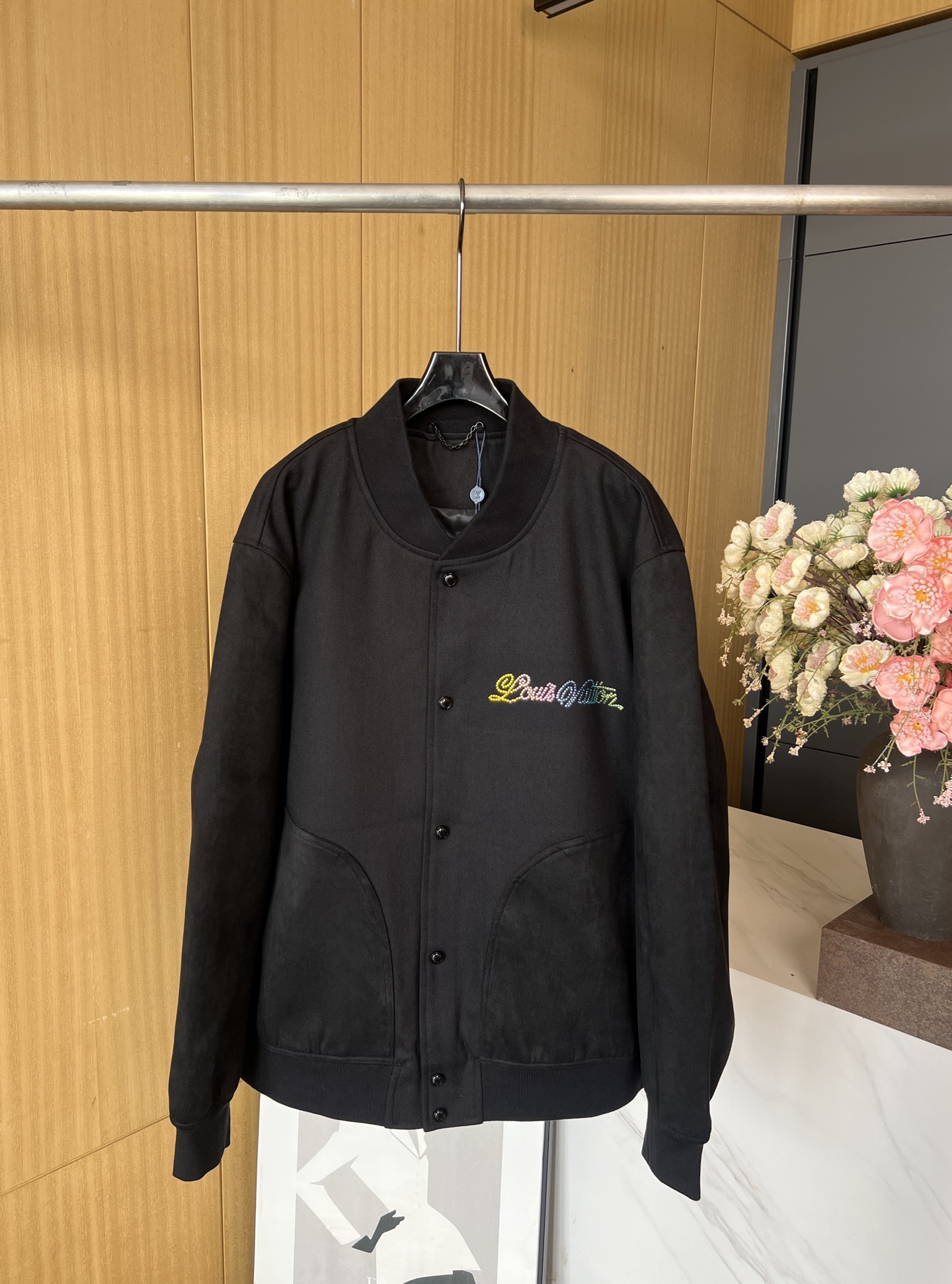 NO:457531,Louis Vuitton Autumn and Winter New Style Stand Collar Long Sleeve Baseball Uniform, Customized Black Cotton Wool Blur, Non-Sued Leather Sleeves and Pocket Splicing, Colored Diamond Inlays to Make Handwritten Brand Logo, Gradient Color Back Embroidery, Large Monogram Flower and Pearl Logo, Micro-loose Style, Men and Women Same Model Number S M L XL,,louis vuitton,louis vuitton,alexander wang19860909LouisVuitton 路易 秋冬新款 立领长袖棒球服、订制黑色棉毛混纺面料、正绒面革衣袖和口袋拼接、彩色镶钻构成手写体品牌标识、渐变色彩背部刺绣、大号 Monogram 花卉与珠光标识、微宽松版型、男女同款 码数S M L XL,,louis vuitton,louis vuitton,alexander wang,Women's clothing