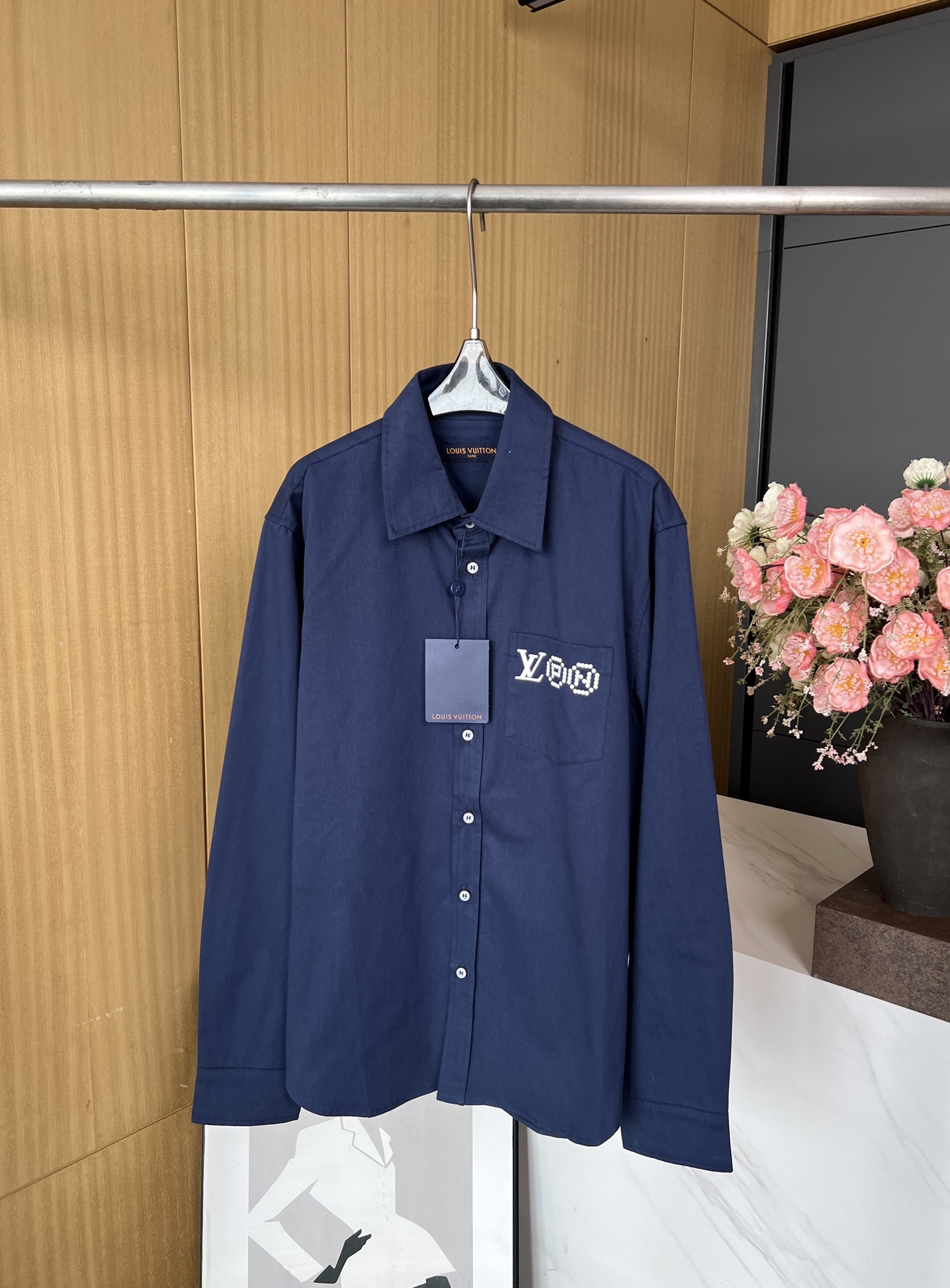 NO:451387,Men's Louis Vuitton Louis autumn and winter new Lapel long-sleeved printed shirt, Pharrell Williams and Nigo jointly, customized blue twill fabric, left pocket embellishment LV PN logo print, back carefully depicting portraits of two designers, front closure and cuffs with pearlescent buttons, casual style S M L XL,,louis vuitton,louis vuitton,louis vuitton,alexander wang19860909男款LouisVuitton 路易 秋冬新款 翻领长袖印花衬衣、Pharrell Williams 和 Nigo联名、订制蓝色斜纹棉布料、左侧口袋点缀 LV PN 标识印花、背部悉心描绘两位设计师肖像、前襟和袖口配有珠光纽扣、休闲版型 码数S M L XL,,louis vuitton,louis vuitton,louis vuitton,alexander wang,Women's clothing