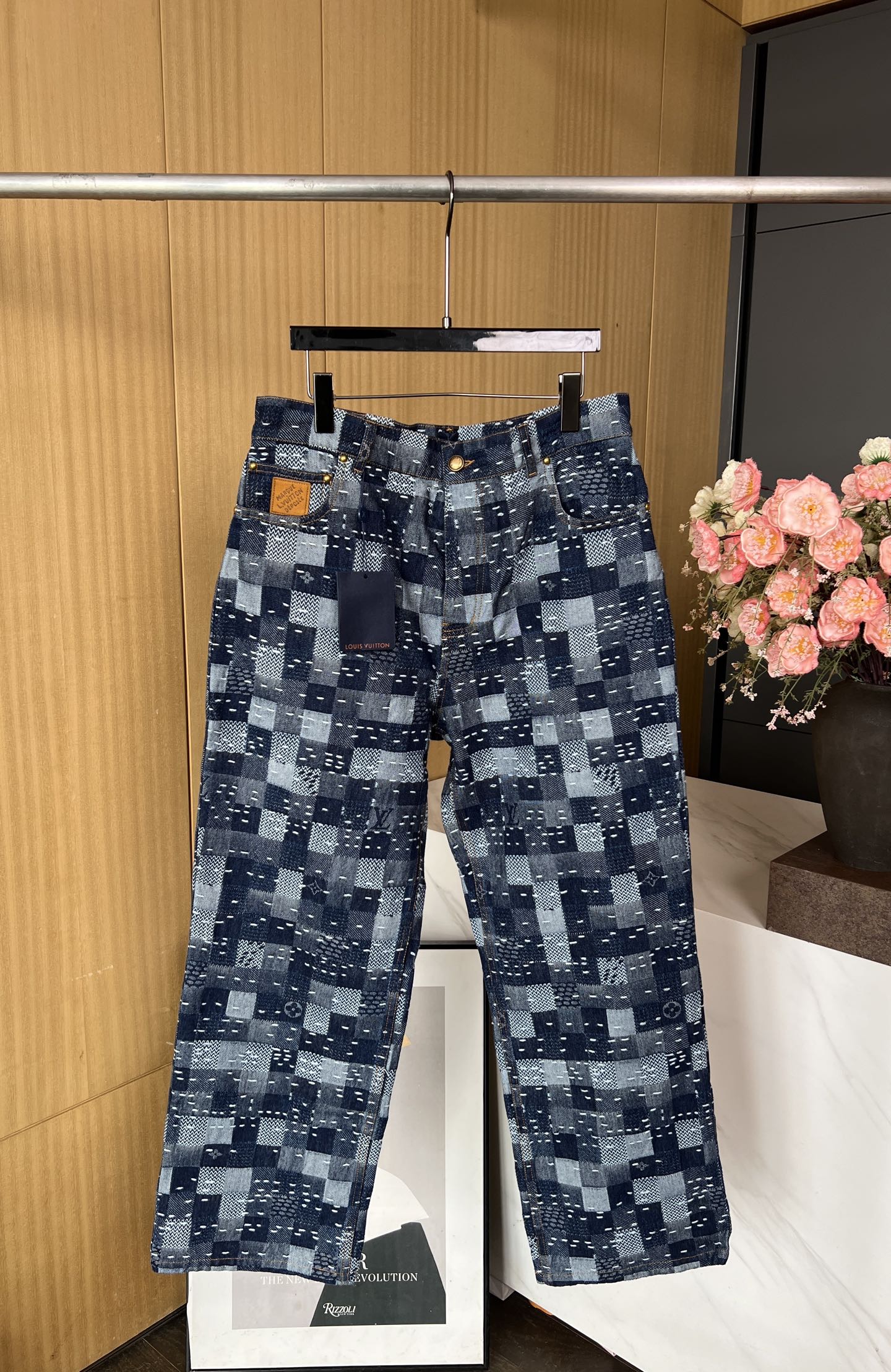 NO:451392,Men's Louis Vuitton Louis autumn and winter new style chessboard embroidered jacquard jeans, traditional patchwork craftsmanship, full-frame logo jacquard pearlescent button front closure, loose style S M L XL,,louis vuitton,louis vuitton,jeans,alexander wang19860909男款LouisVuitton 路易 秋冬新款 棋盘格刺绣提花牛仔裤、拼缝效果传统拼布工艺、全幅标识提花珠光纽扣前襟、宽松版型 码数S M L XL,,louis vuitton,louis vuitton,jeans,alexander wang,Women's clothing